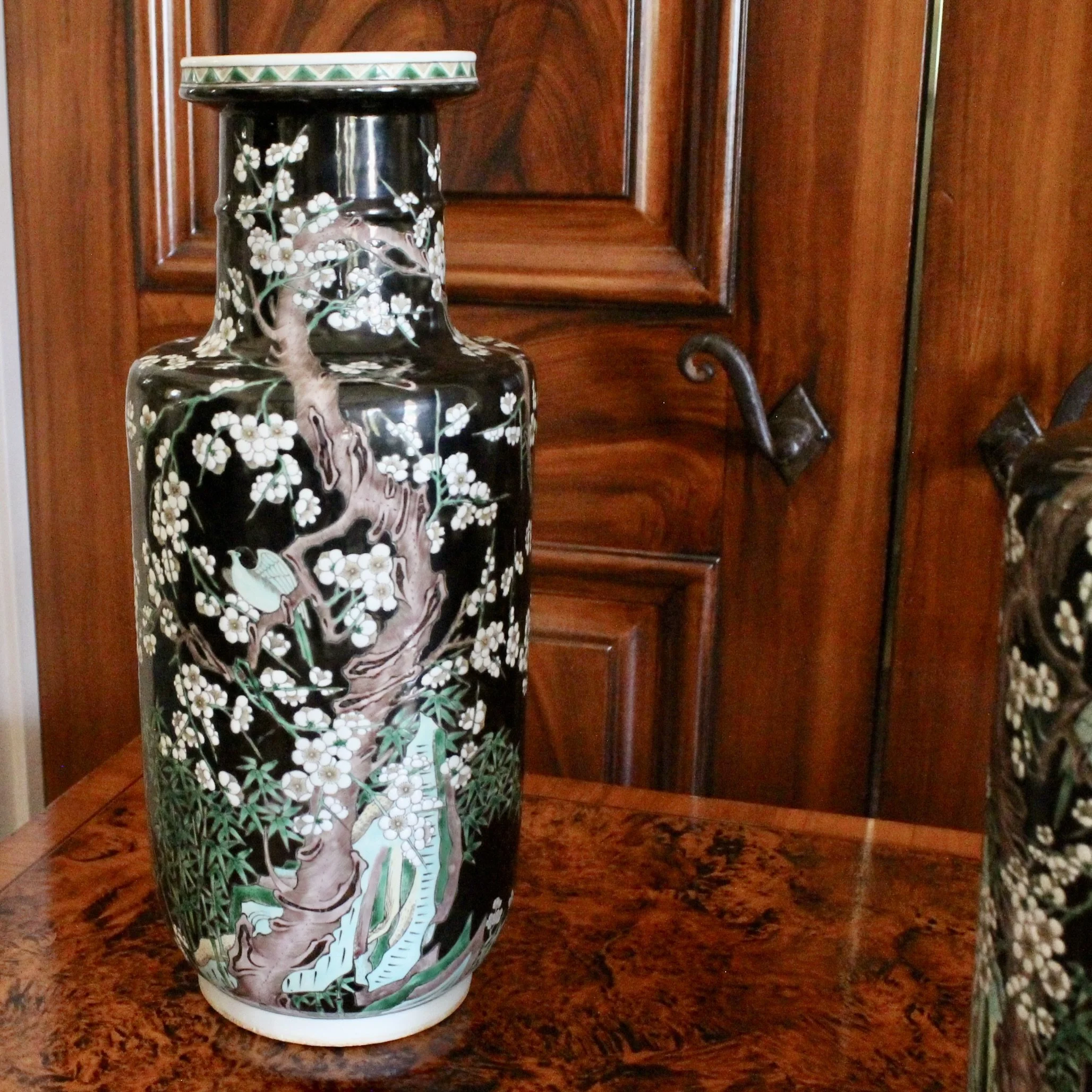 Chinese export Famille noir prunus vases
