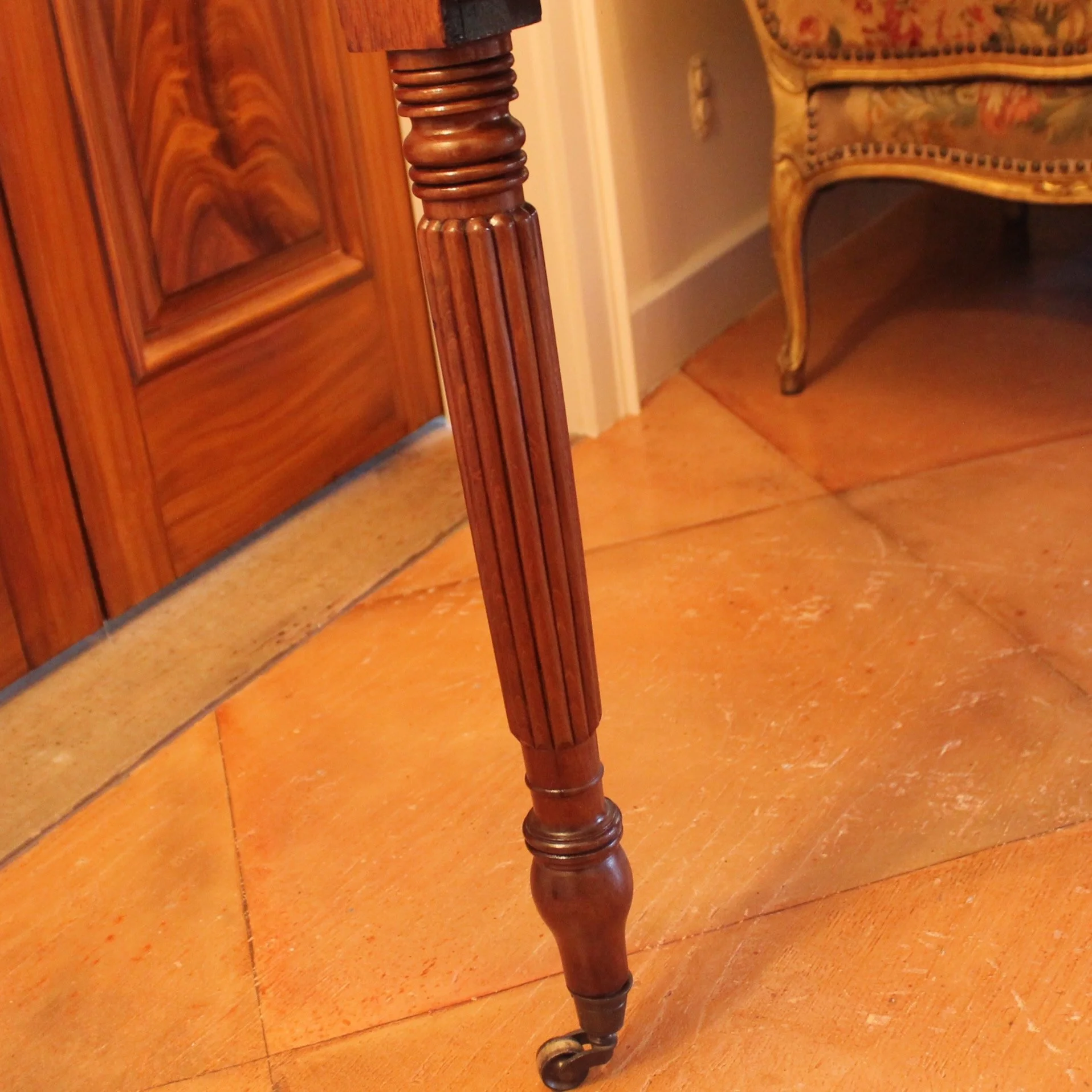 American-New-England-Sheraton-Serving-Table-detail