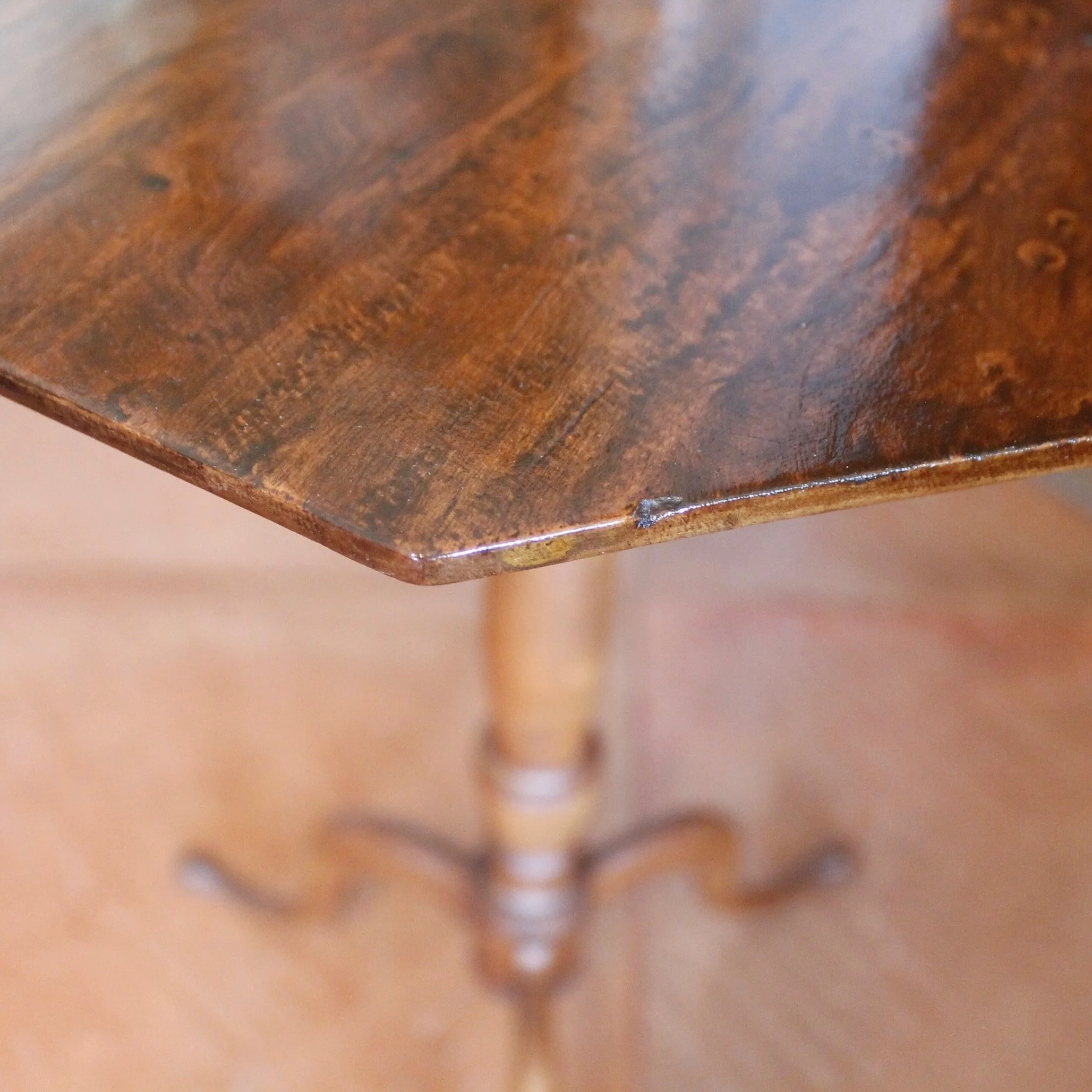 American-Federal-Octagonal-Top-Candle-Stand-Occasional-Table-top-detail