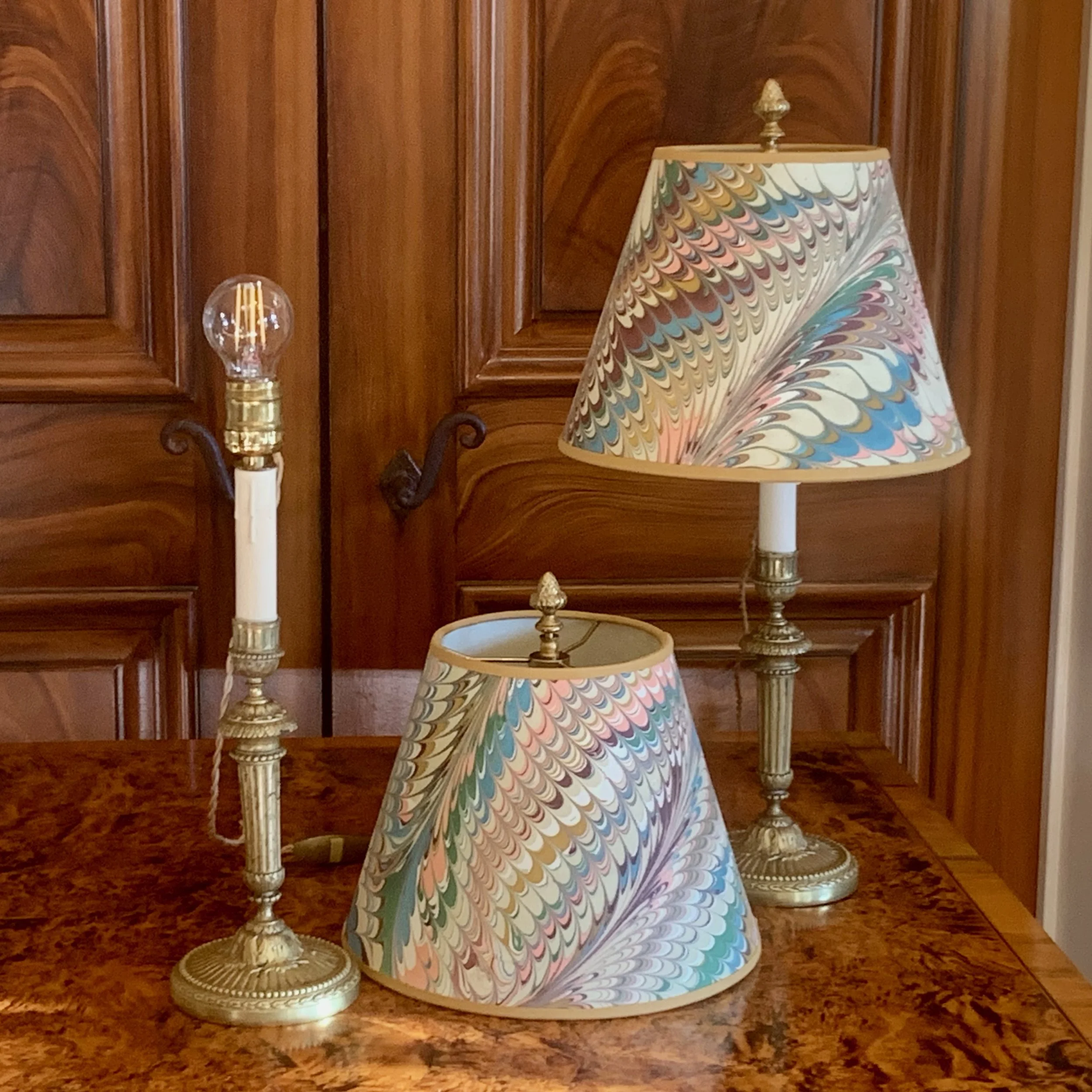 Pair-French-Louis-XVI-Period-Candlestick-Lamps-with-Marbleized-Shades (9)