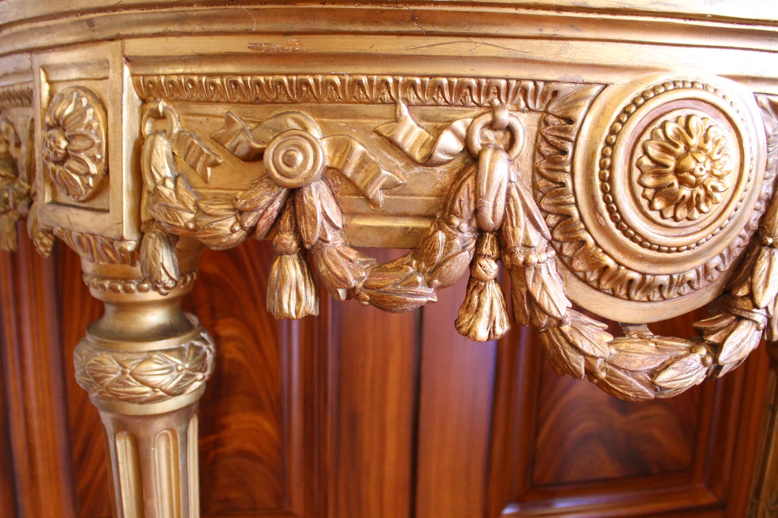 Italian-Neoclassical-Demilune-Gilt-Wood-Console-Table-detail