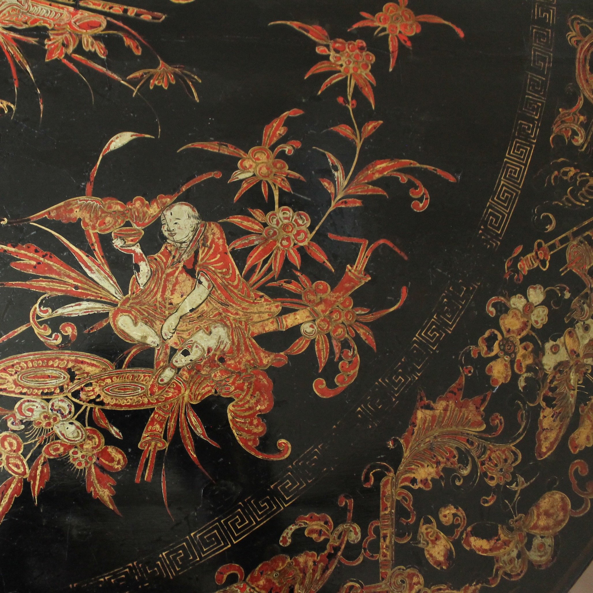 Chinese-Export-Black-Lacquer-And-Gilt-Decorated-Tilt-Top-Center-Table-detail