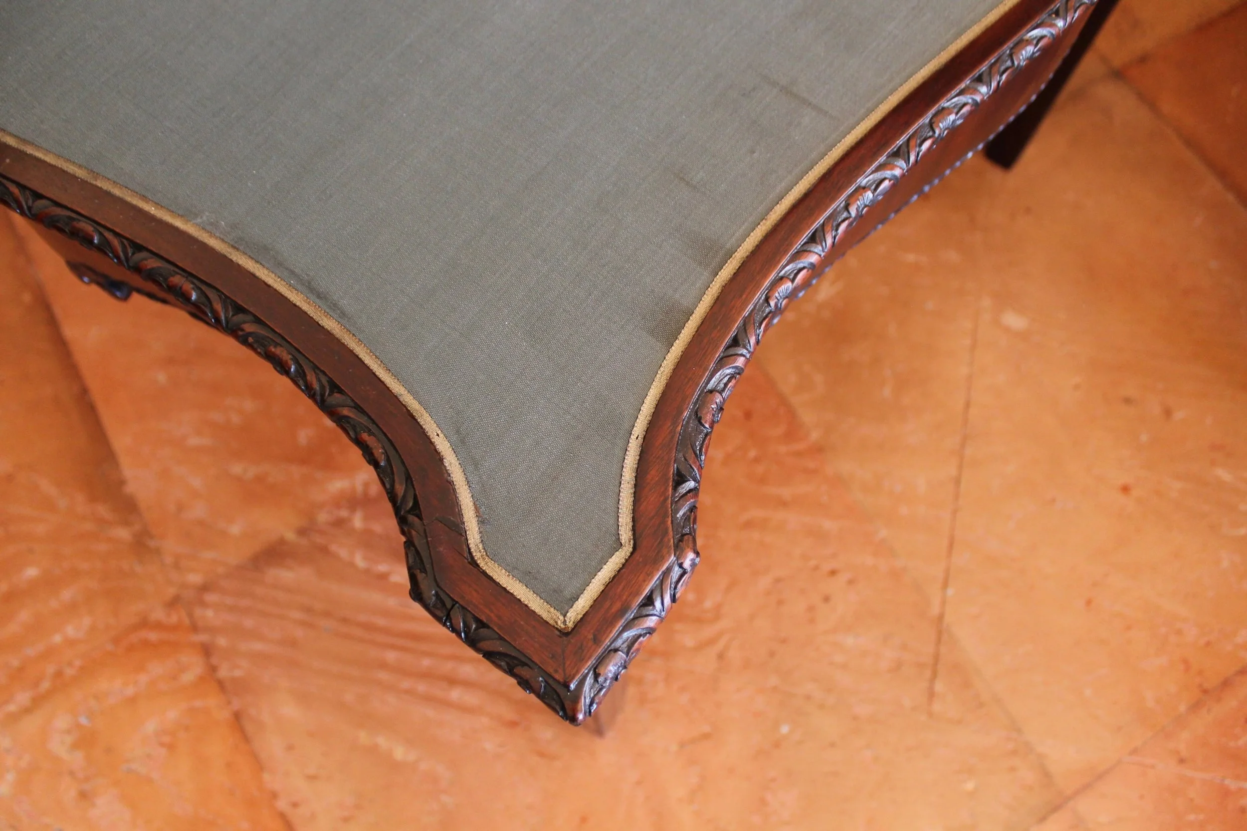 Irish-Mahogany-Game-Table-Carve Rosette-Edge-detail
