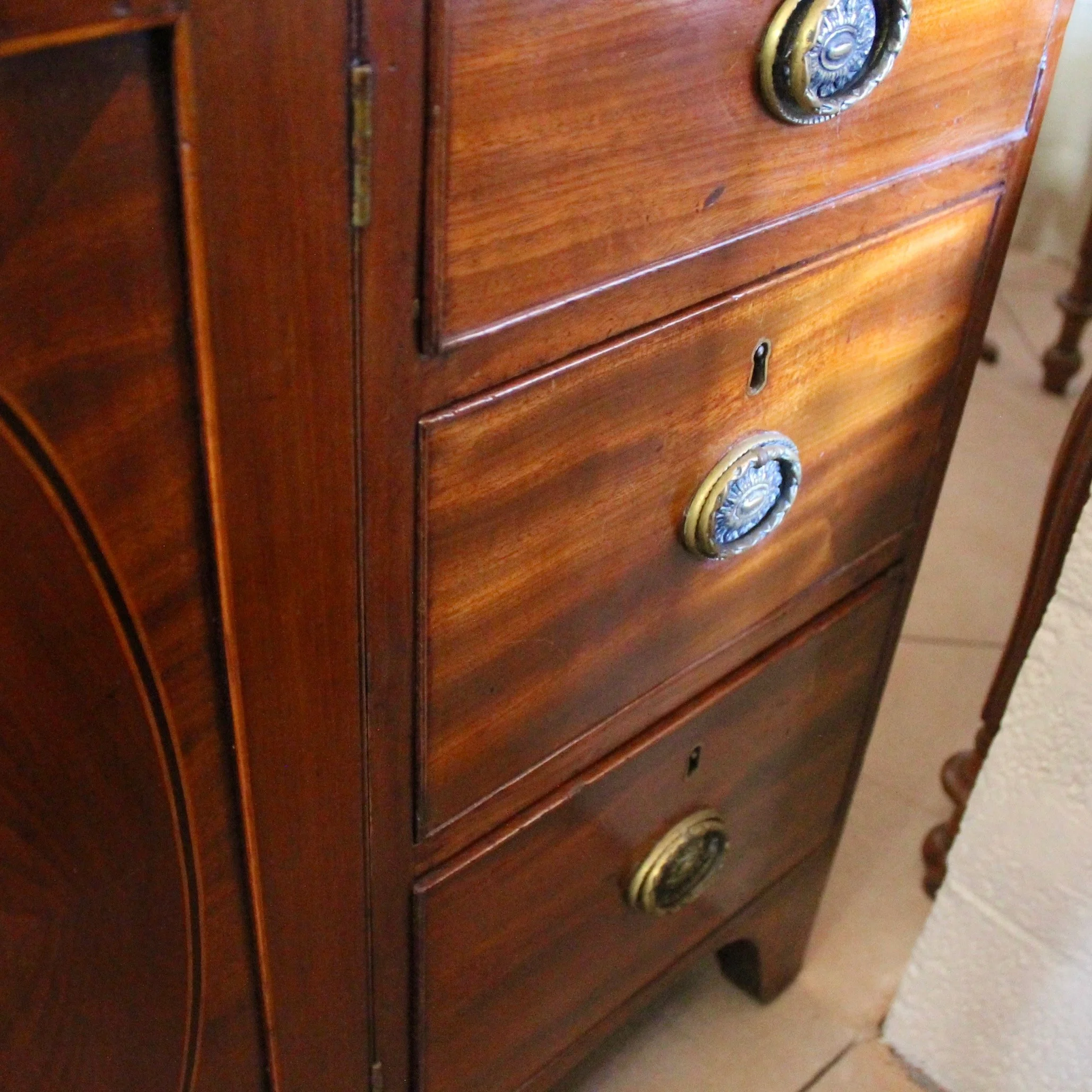 antique-Georgian-Figured-Mahogany-Glass-Front-Bookcase (11)-detail