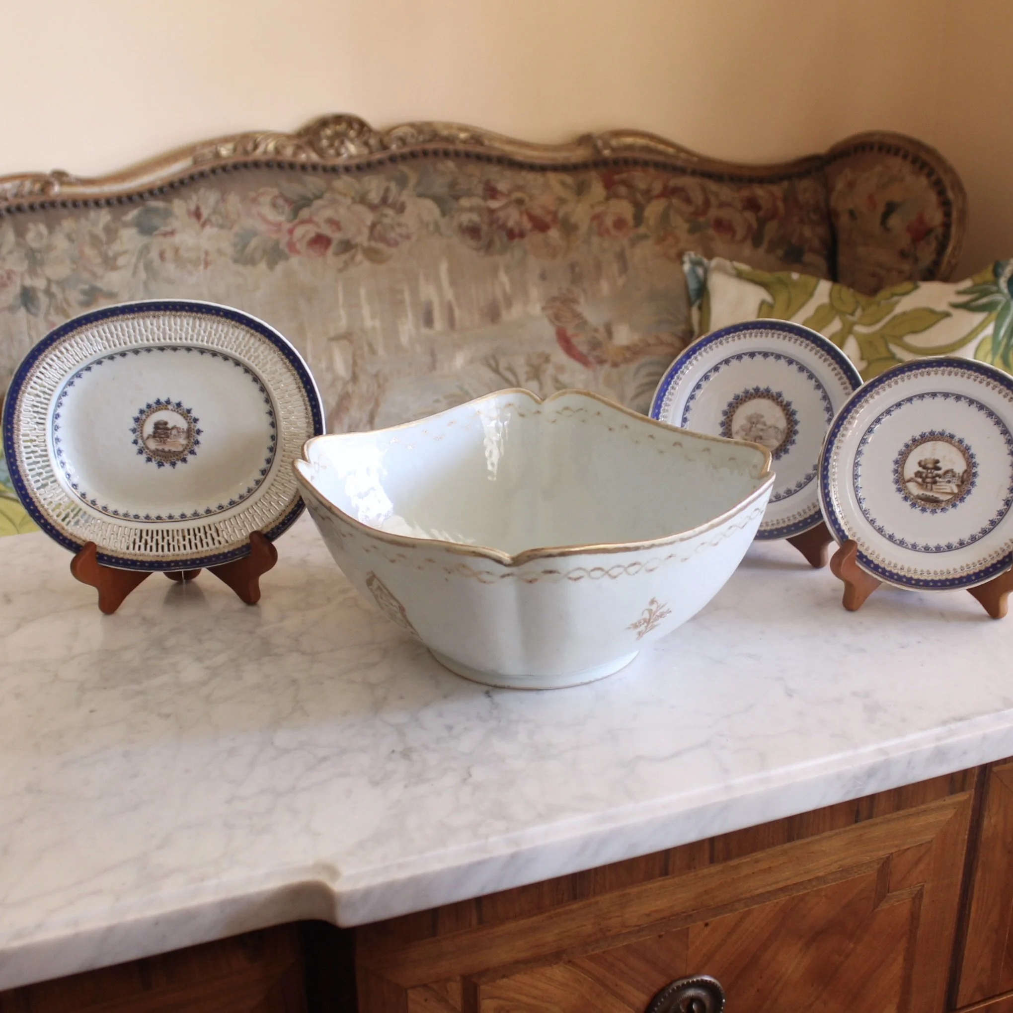 Chinese Export Porcelain, Blue and Gilt salad bowl and plates