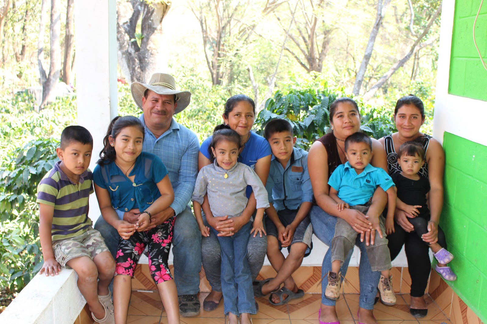 Juanita, Saul and two daughters and some of their grandchildren.