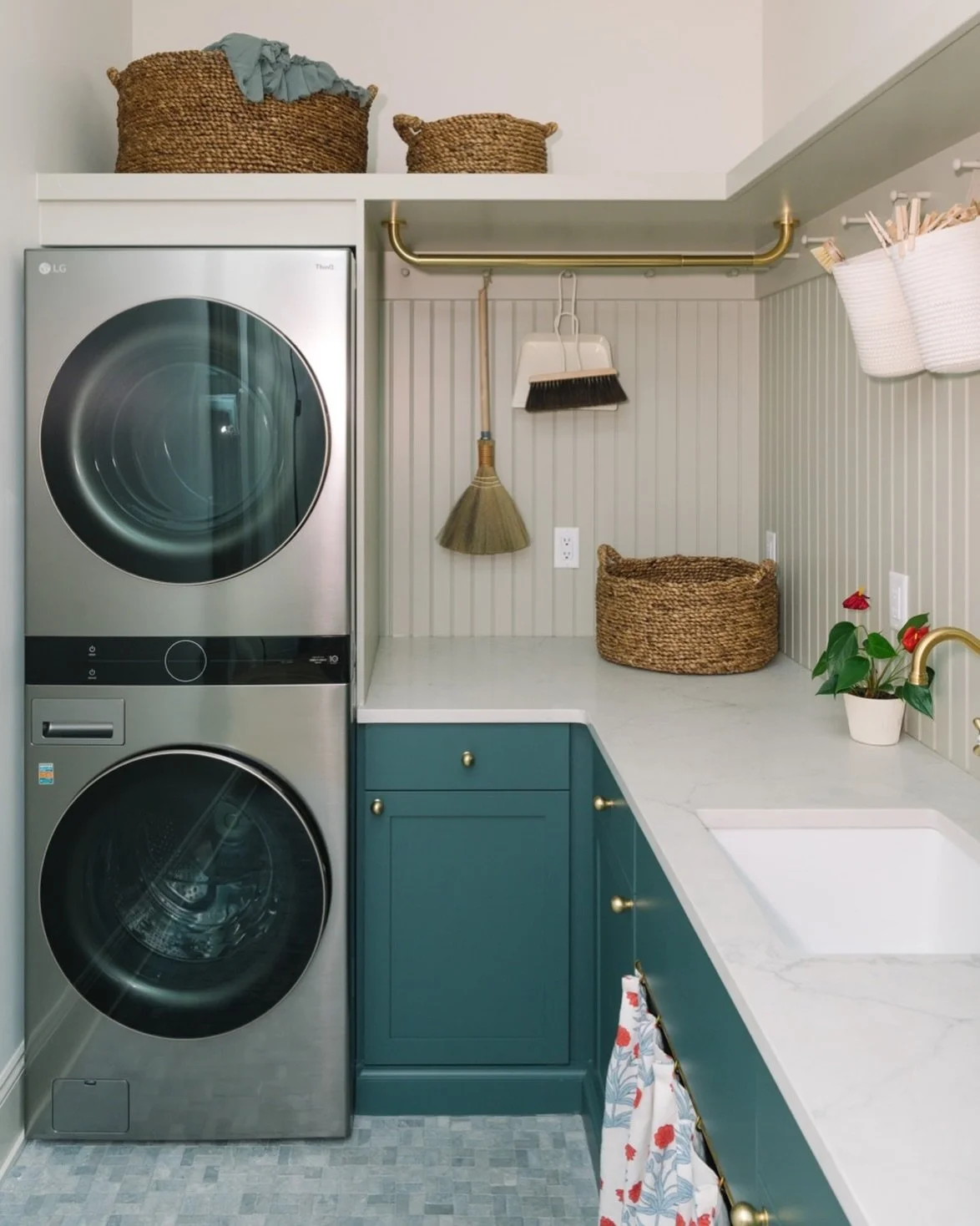 It is a fact that chores feel 37% more glamorous when there&rsquo;s pretty cabinetry and brass hardware involved. ✨

📸 @justinsalemmeyer