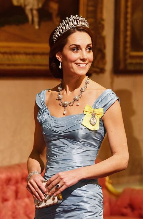 duchess catherine s2e1 lovers knot.jpg