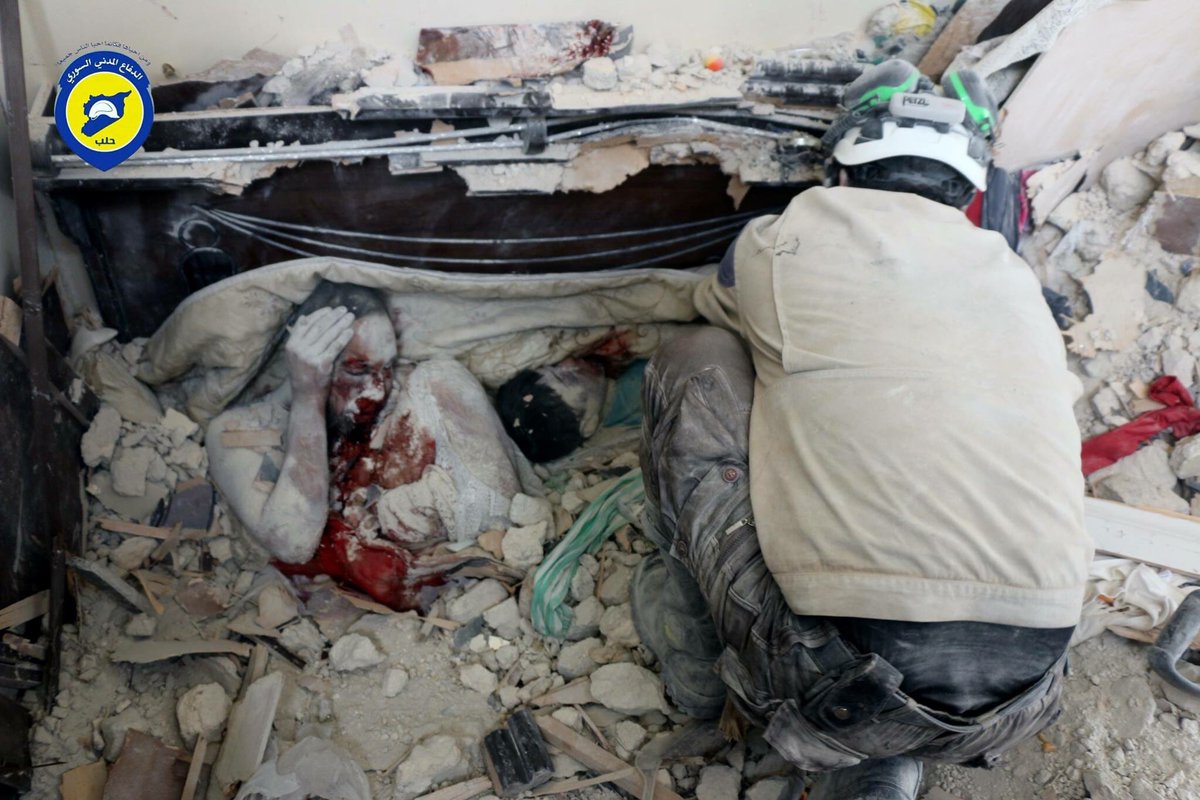  A man and and a child are buried as a result of bombings in civilian areas in Syria. 