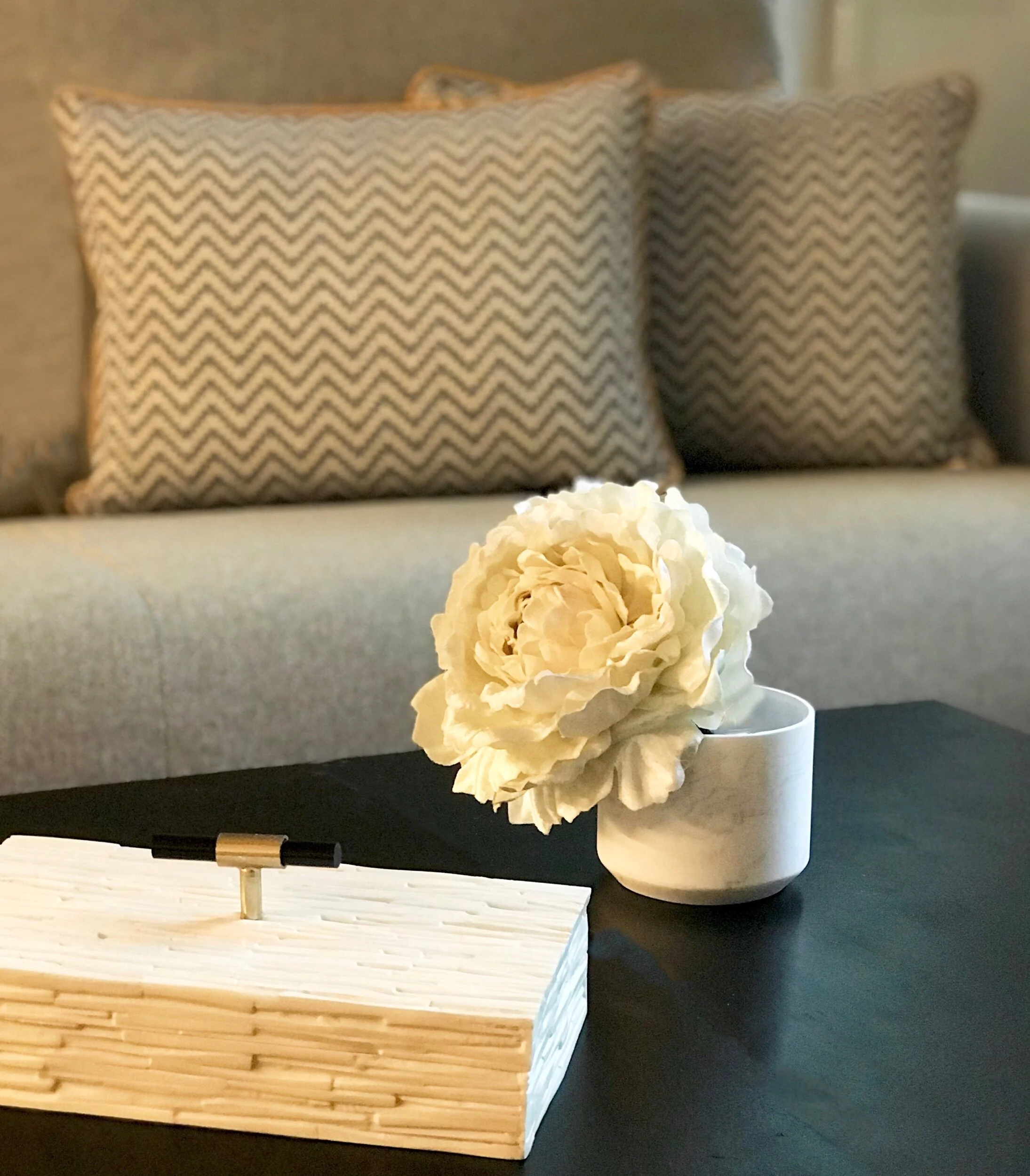Home Staging living room sofa table 