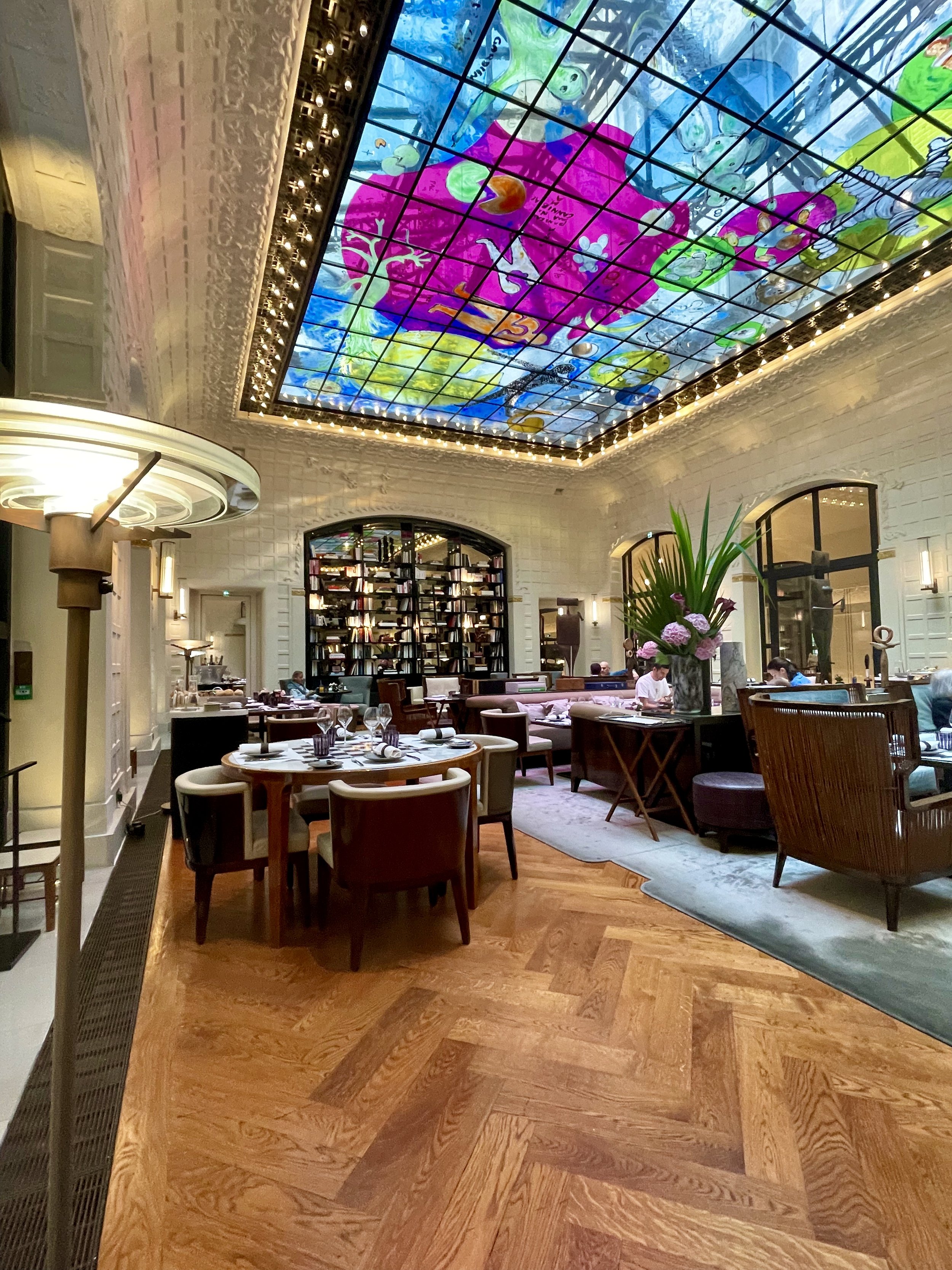 Room view of the Restaurant Saint Germain.