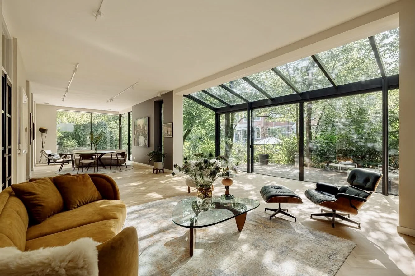 This modern, neutral living space exemplifies great use of indoor and outdoor lines blurred, encouraging natural surroundings.