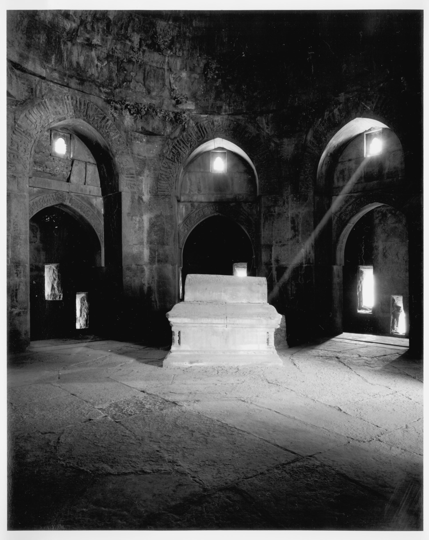 ZafarKhan_Tomb.jpg