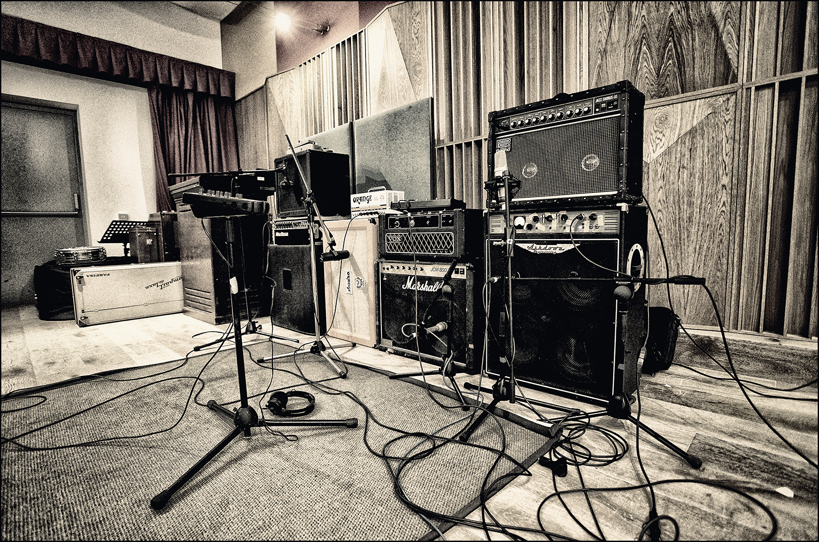 Mesa, Orange, Vox & Marshall 2x12 and JC Bass Wall - No Spil Blood Album