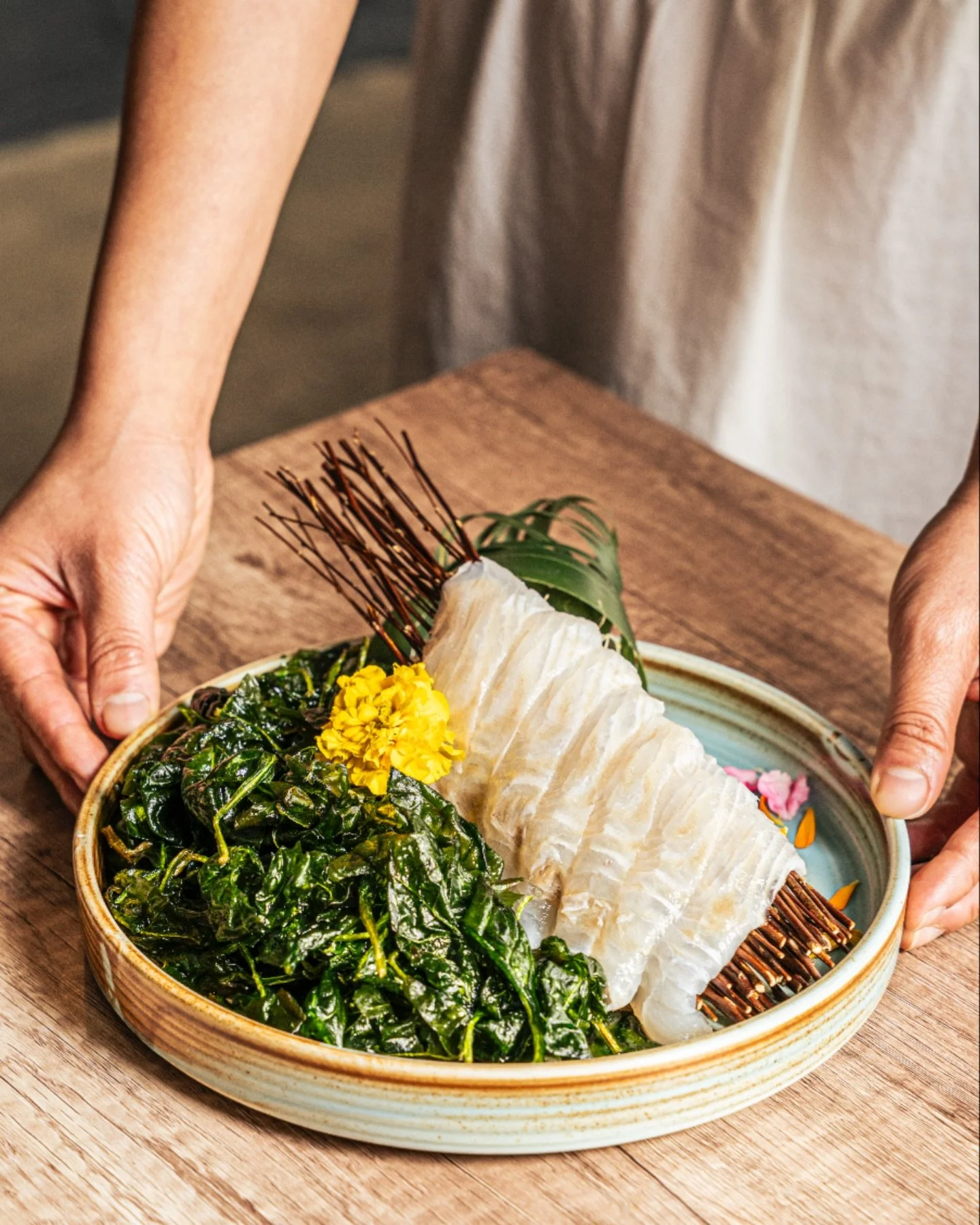 Plum Halibut 🍣✨ Seven pieces of fresh halibut sashimi served with crispy spinach, a sprinkle of sea salt, and a tangy plum dressing. Light, refreshing, and full of flavor only at Izakaya Osen.

#IzakayaOsen #PlumHalibut #SushiLovers #JapaneseFoodLA 