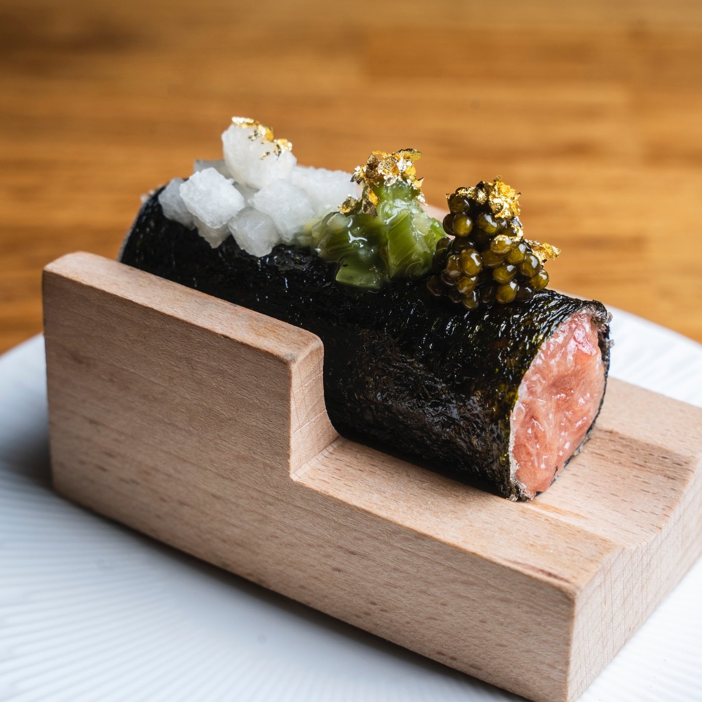Welcome to #DineLA !! 💖

✨ Crispy Seaweed with Toro ✨
Chopped tuna belly with green onion and diced Asian pear, kissed with kizami wasabi, wrapped in crispy seaweed, and finished with amadare sauce, caviar, and delicate bonito flakes.
