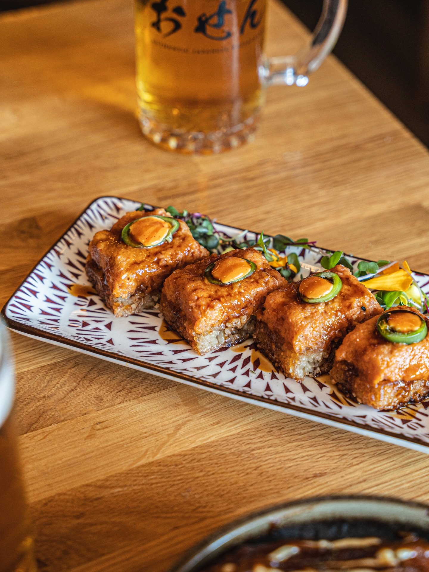 &ldquo;Spicy Tuna on Crispy Rice&ldquo; 😋 Crispy, spicy, and full of flavor. Four pieces of fried rice cake topped with spicy tuna, finished with spicy almond aioli, unagi dressing, micro cilantro, and sliced serrano. A must-try at Izakaya Osen in S