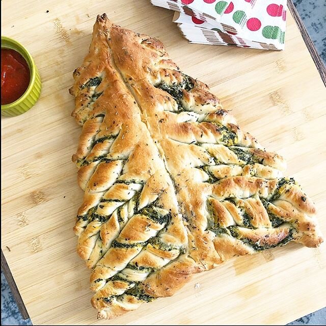 G O O D B Y E  H O L I D A Y S-  Spent the holidays cooking and baking up a storm for/with family and friends ...and this is the only set of pictures I&rsquo;ve got! 🙈🌪 🎄// This &lsquo;Festive Cheesy Bread&rsquo; from the Epic Vegan cookbook (@the