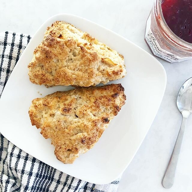 T H E N  T H E R E  W E R E  T W O &mdash; Apple Cinnamon Scones using #fraichefoodfullhearts Vanilla Cherry Scones recipe, but instead of cherries I used apples 🍎 and added 1/2 tsp cinnamon. // Happy Monday! #startingtheweekoffright #workfromhomebr