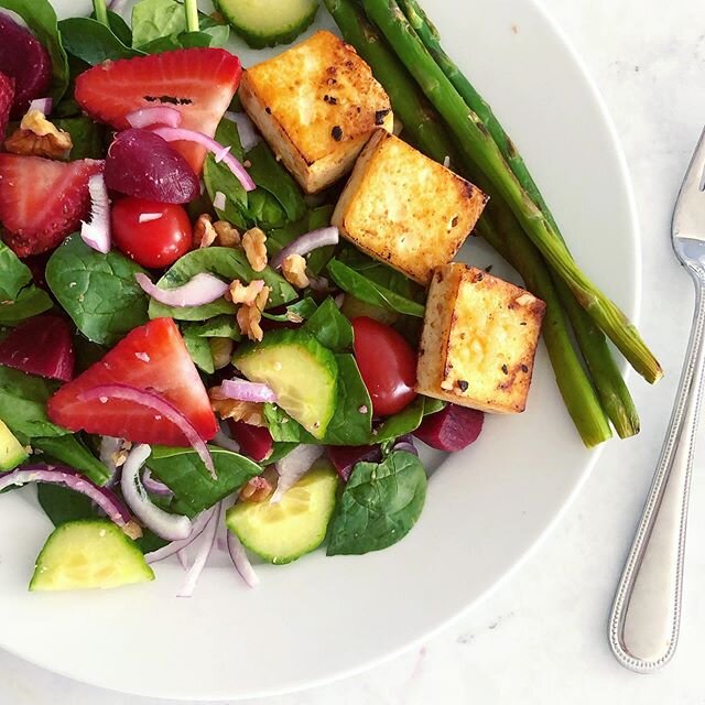 V I R T U A L  T R I V I A  F U E L &mdash; Friday night&rsquo;s may look different these days, but we&rsquo;re keeping our old favourites in rotation. This spinach salad never fails! Made with spinach, beets, strawberries, cherry tomatoes, cucumber,