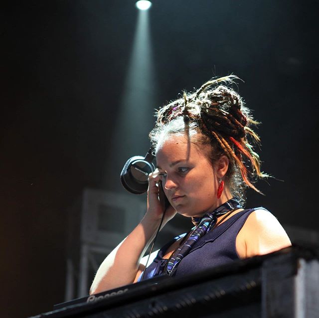 #TBT to Sunset Sounds at Brisbane Riverstage in 2011. Daaaamn that was a fun day! . 📸 @somefx .
.
#howellsabout #dj #tinysarah #dreadlocks #music #throwbackthursday