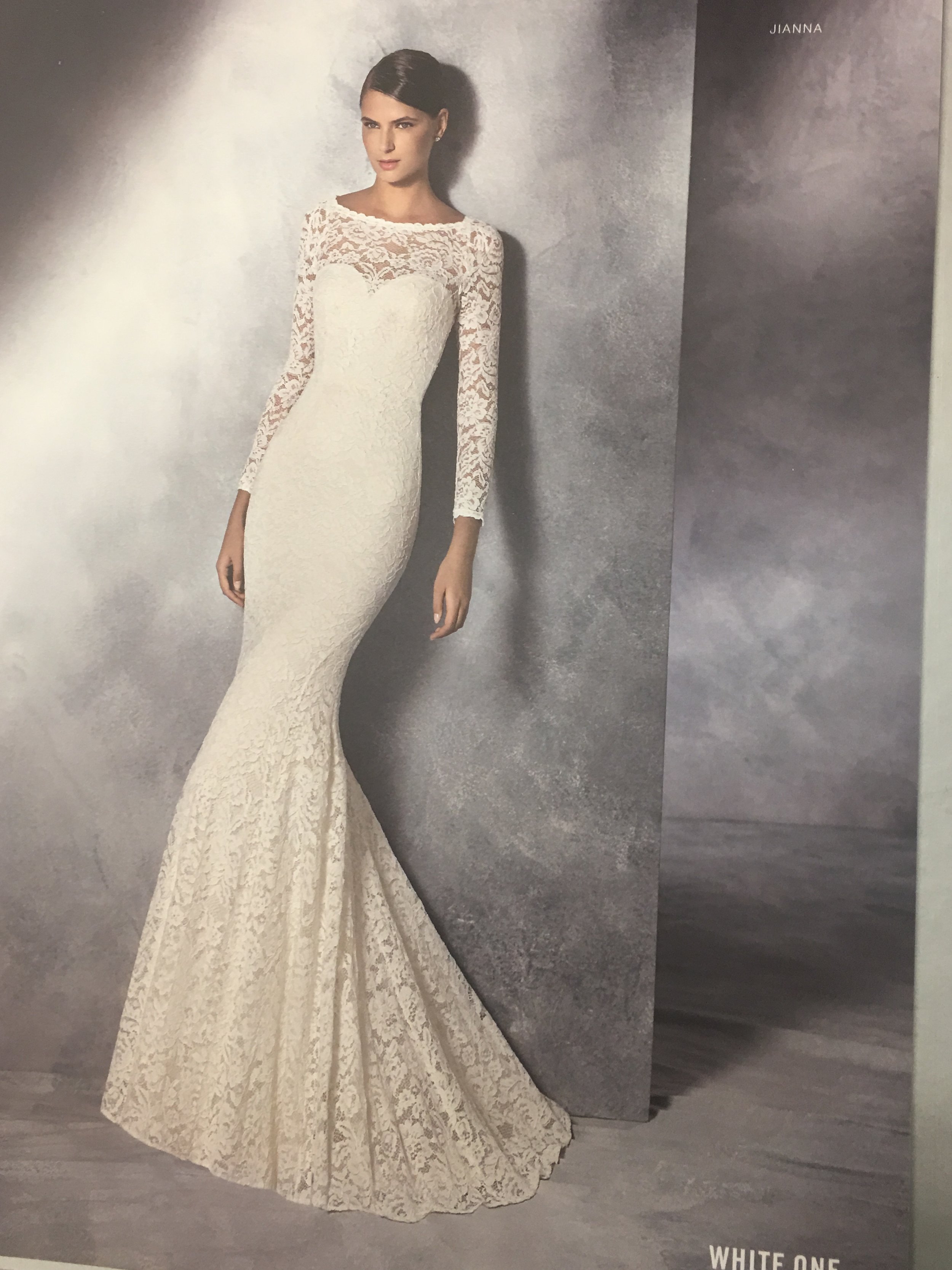 Elegant backless gown 