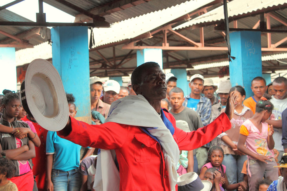  Emile performs in Namontana market, a gathering place for farmers wanting to buy and sell agricultural goods on Antananarivo’s outskirts 