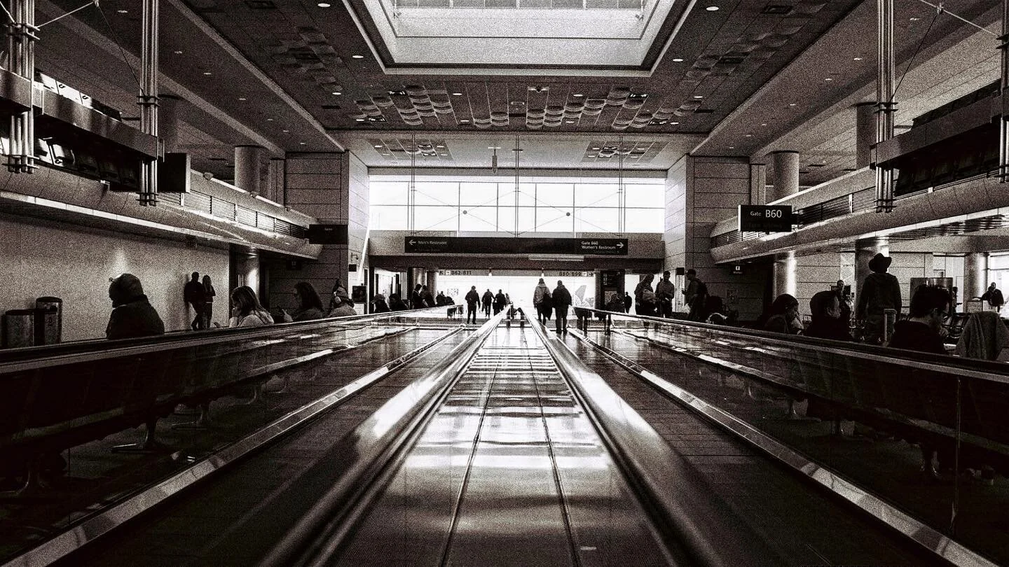 DIA ✈️ #Leicam4 #shootfilm #35mmsummilux #35mm #streetphotography