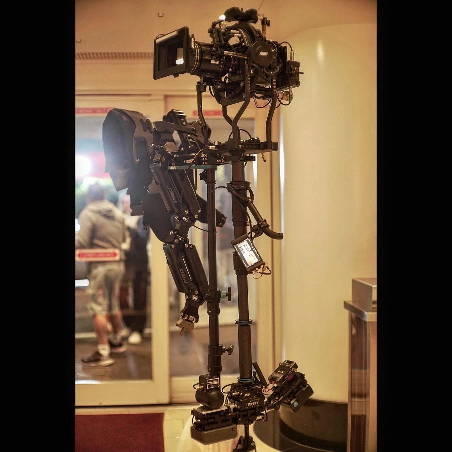 Tall glass 😻#leica #arritrinity #cookeanamorphic #gpipro #alexamini #arri #steadicamoperator