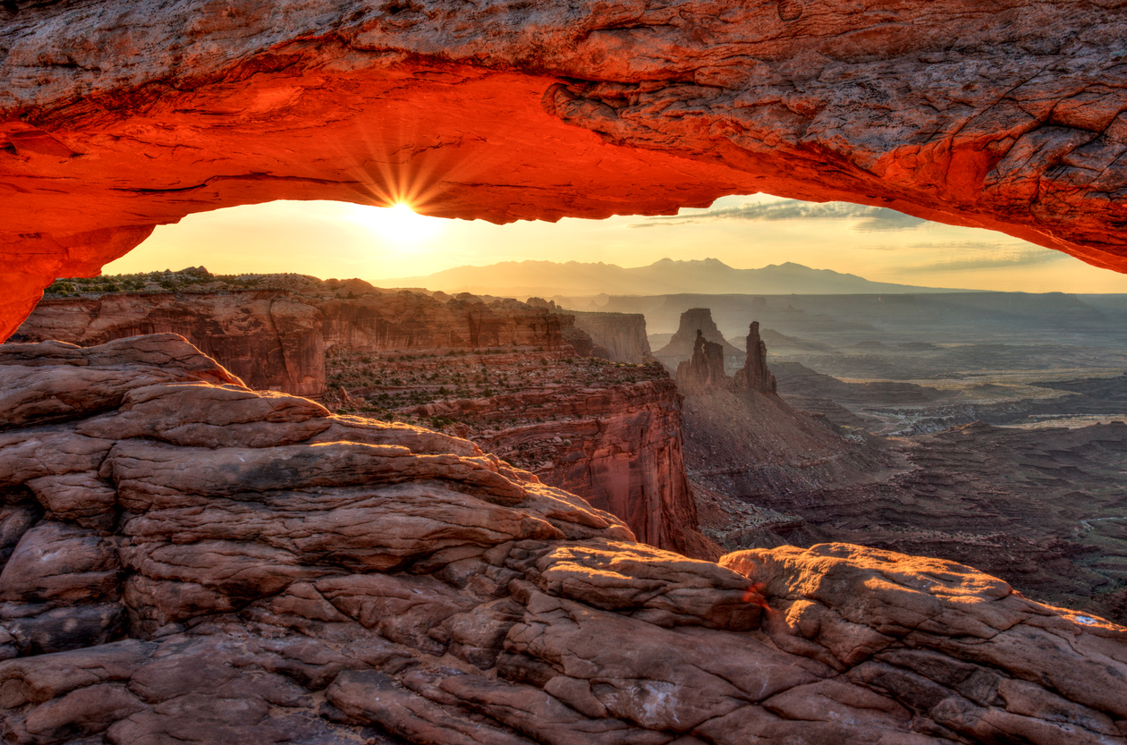 Mesa-Arch-at-Sunrise,-Canyonlands-National-Park,-Utah-617352846_1262x834.jpeg