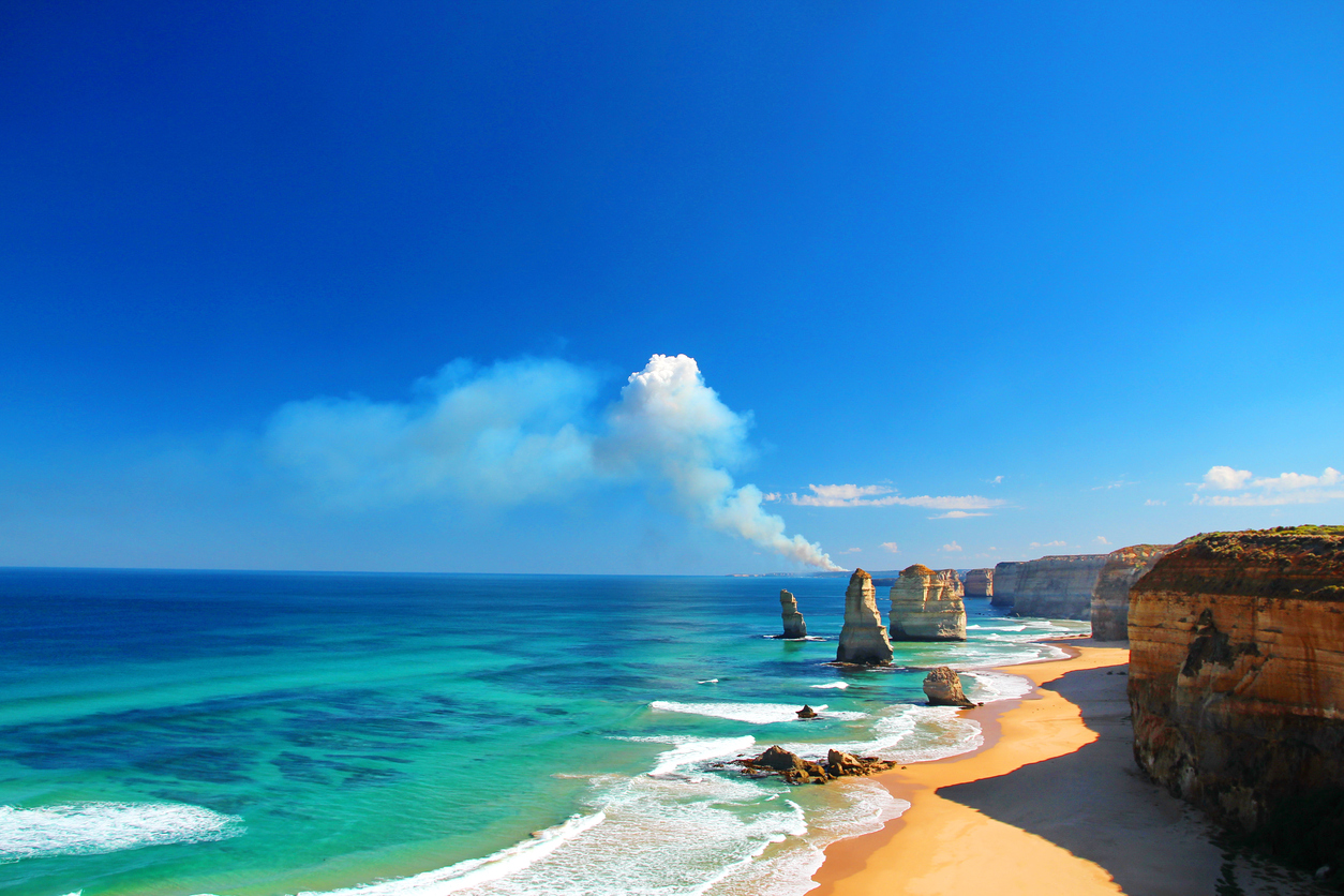 The-Twelve-Apostles,-Australia,-and-a-bushfire-521003067_1258x838.jpeg