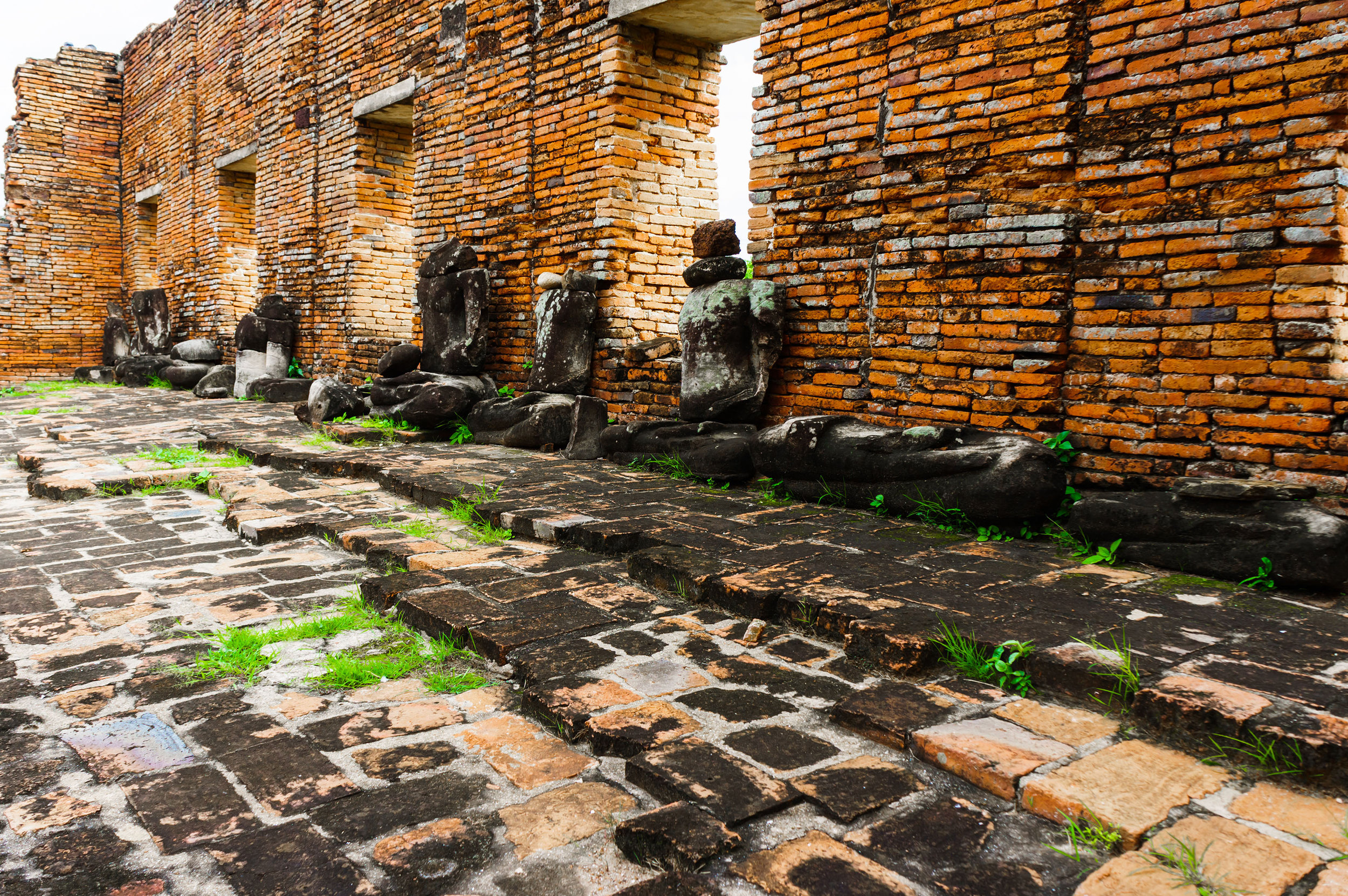 Ancient-Buddha-statue-articulate-are-red-brick-wall-in-Ayutthaya,-Thailand.-915613258_3156x2100.jpeg