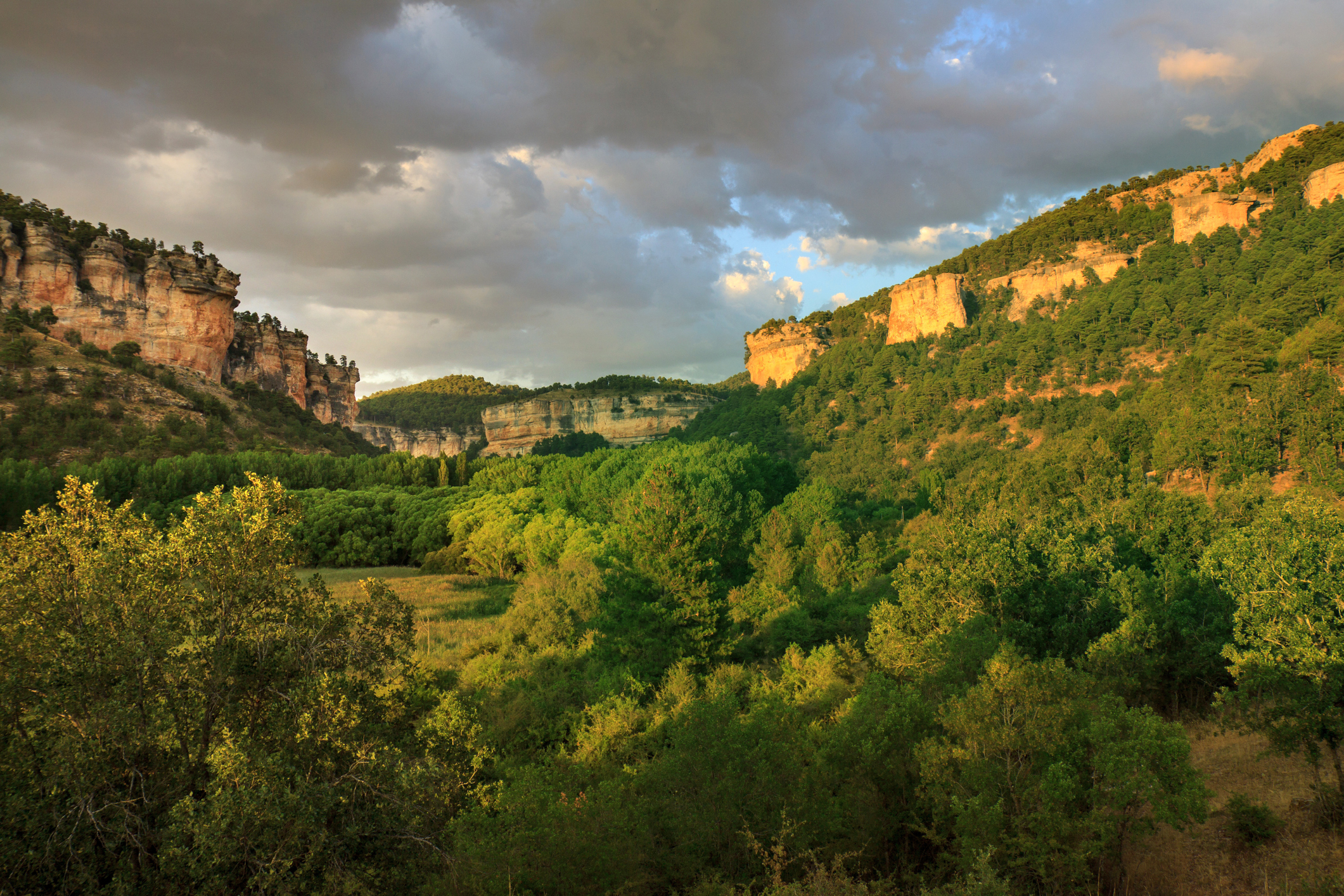 Cliffs-in-Serrania-de-Cuenca-at-sunset-598136490_2125x1417.jpeg