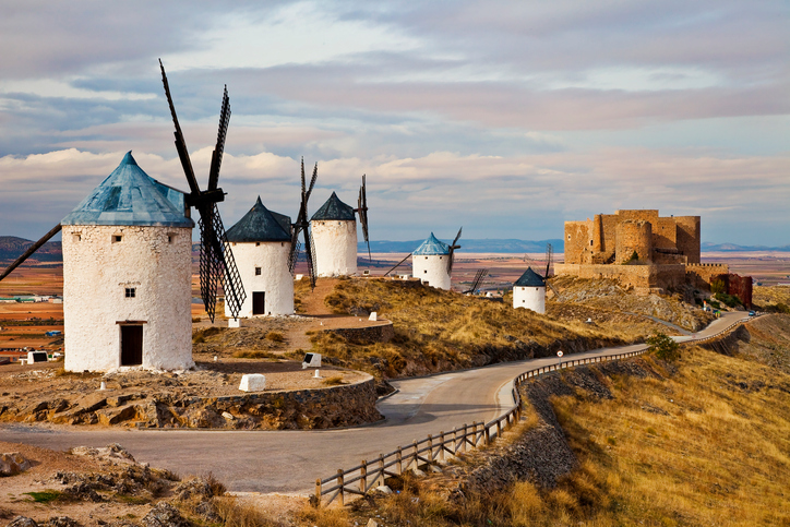 Consuegra-windmills.-Castilla-La-Mancha-175738761_725x483.jpeg