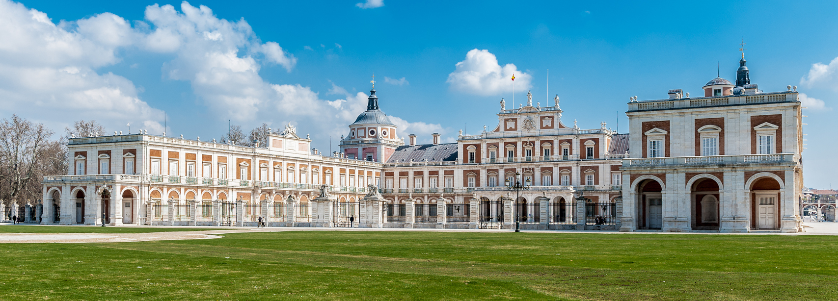 Square-near-the-Palacio-Real-de-Aranjuez,-Spain-824552674_1712x616.jpeg