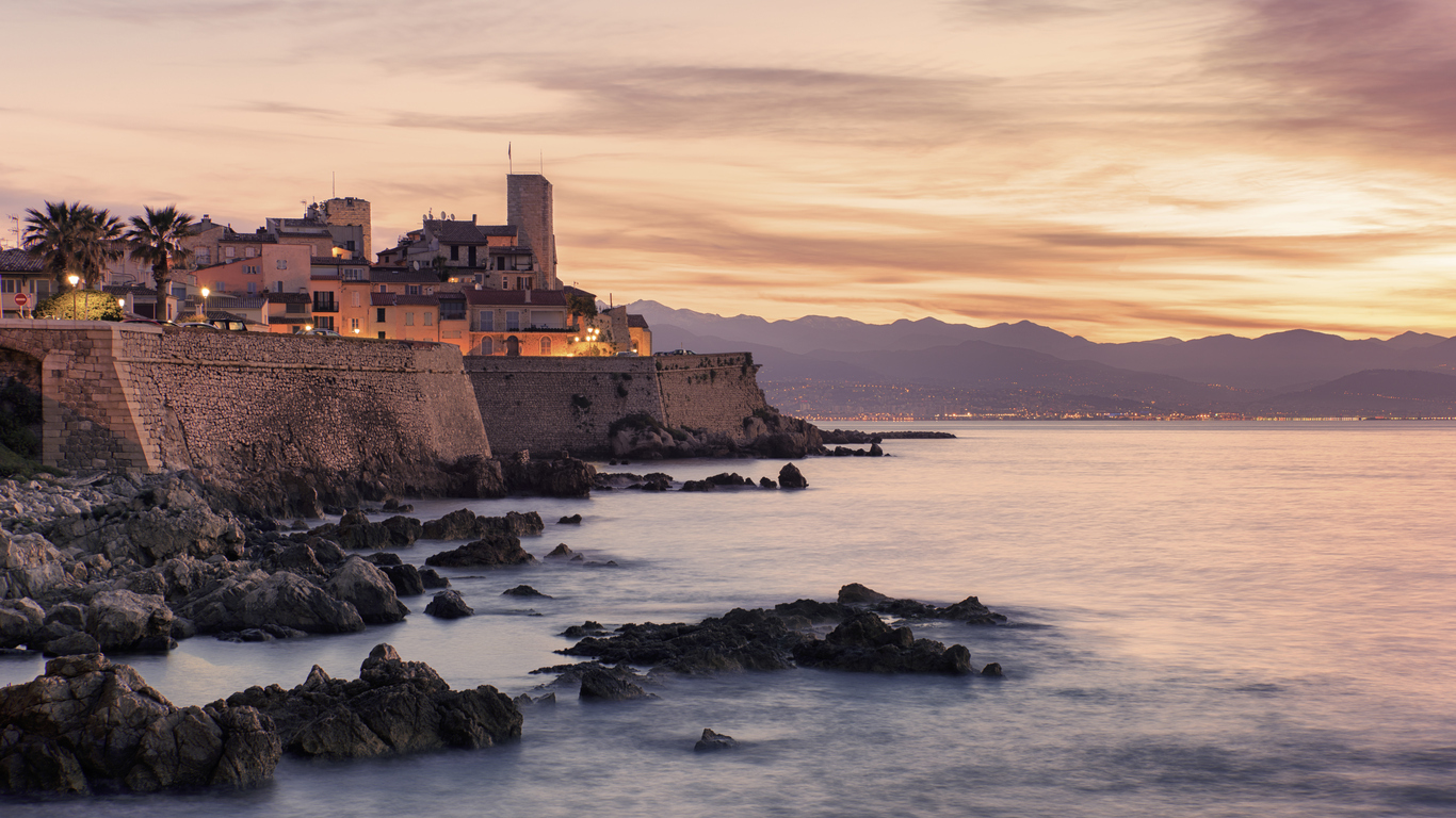 Old-city-of-Antibes-522327238_1369x770.jpeg