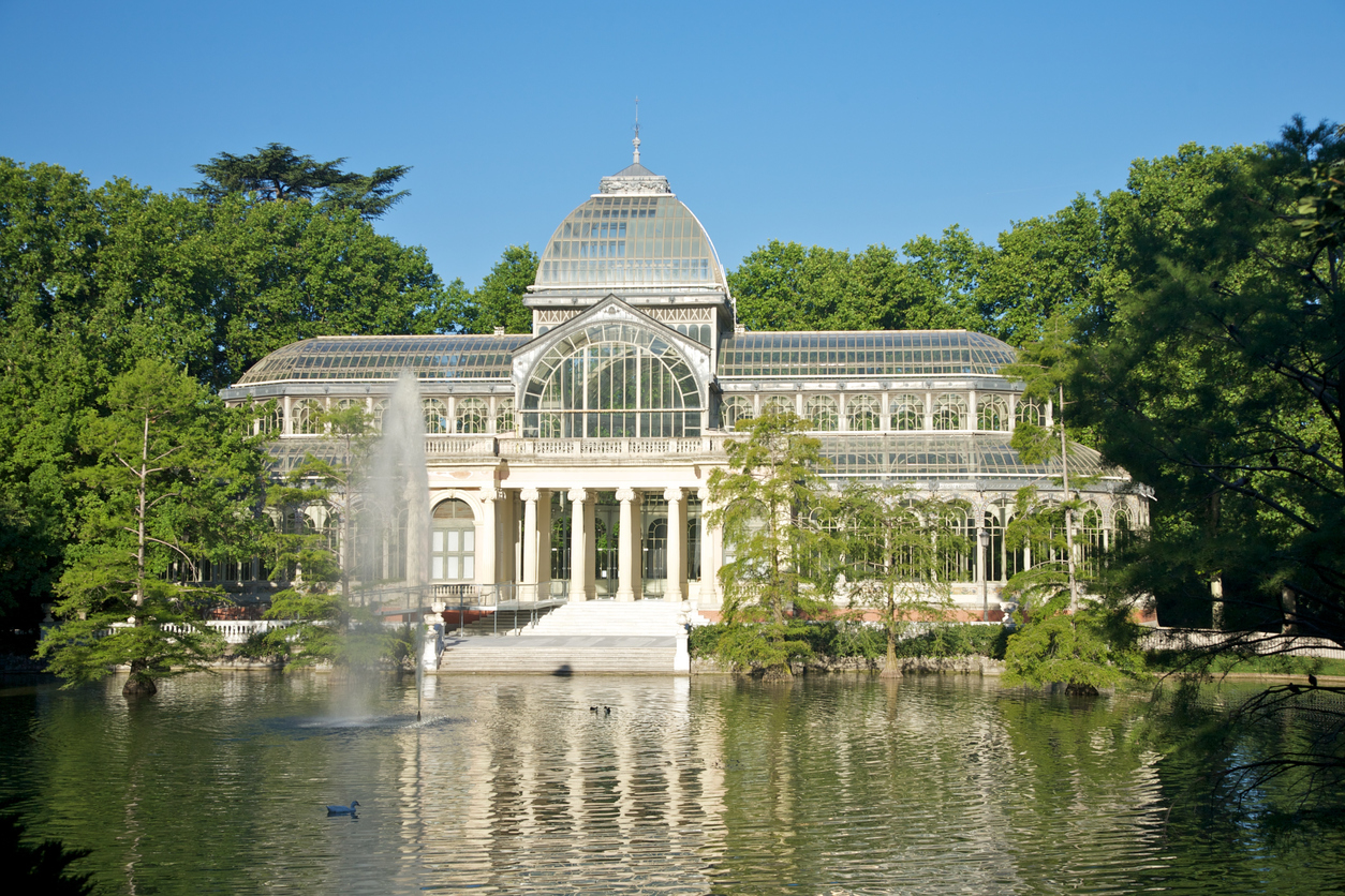 crystal-palace-next-to-lake-pond-in-Madrid-city-151917783_1255x837.jpeg