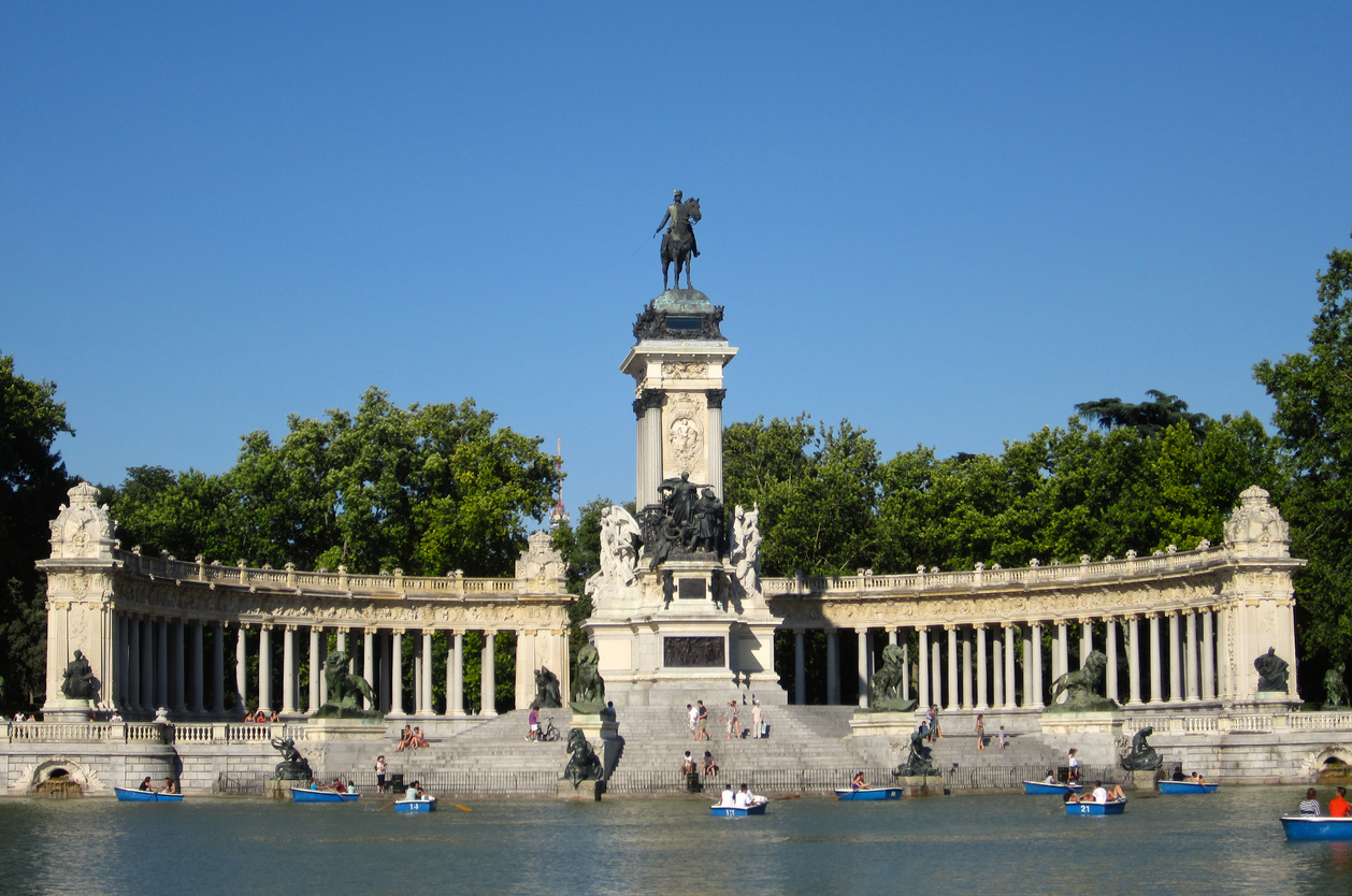 Lake-and-monument-at-Retiro-Park,-Madrid-179089292_1259x835.jpeg