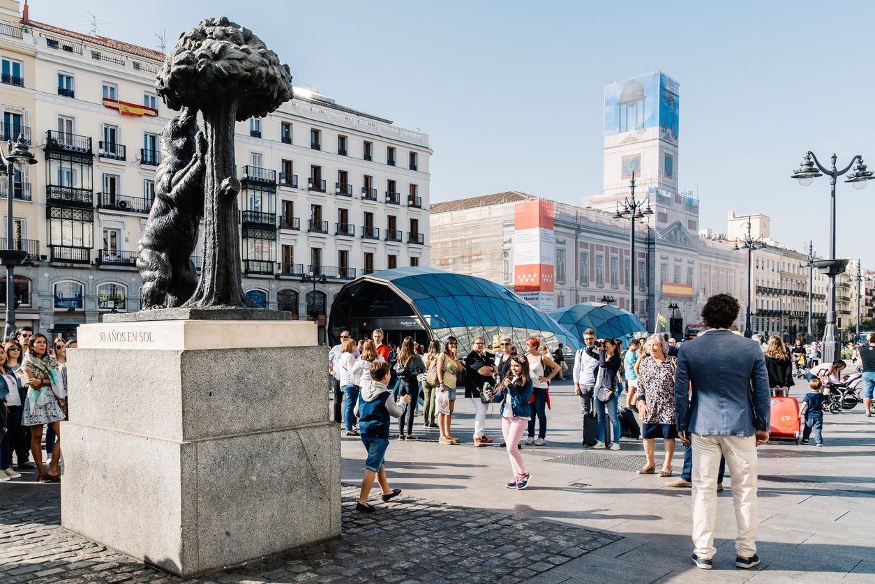 Statue-of-the-Bear-and-the-Strawberry-Tree-in-Madrid-864049942_1256x838.jpeg