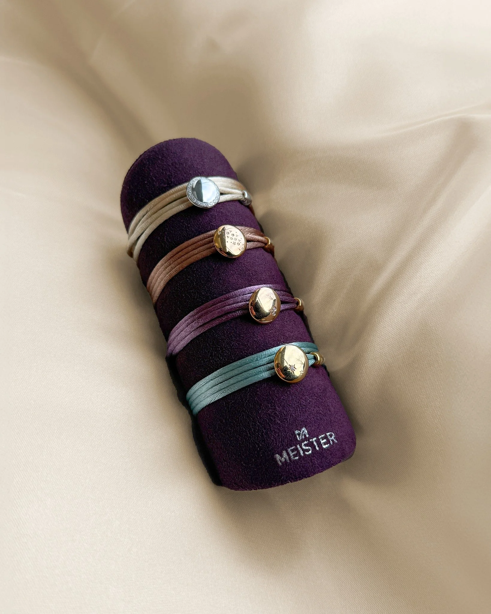 Die MEISTER Women's Collection &ndash; feminine Eleganz und formvollendete &Auml;sthetik verschmelzen zu einer einzigartigen Schmuckkollektion.

-------------------------------------------------------------
#MeisterTrauringe #MeisterSchmuck #jewelry 