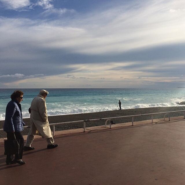 Nice, twee oudjes op de Promenade des Anglais. Zoals zij telkens voor en achter ons lopen, omdat ze aarzelen, halt houden, achter zich staren, zoeken alsof er ginds nog teveel is wat ze willen zien. Dan vinden ze opnieuw hun pas omdat ze weten dat ze