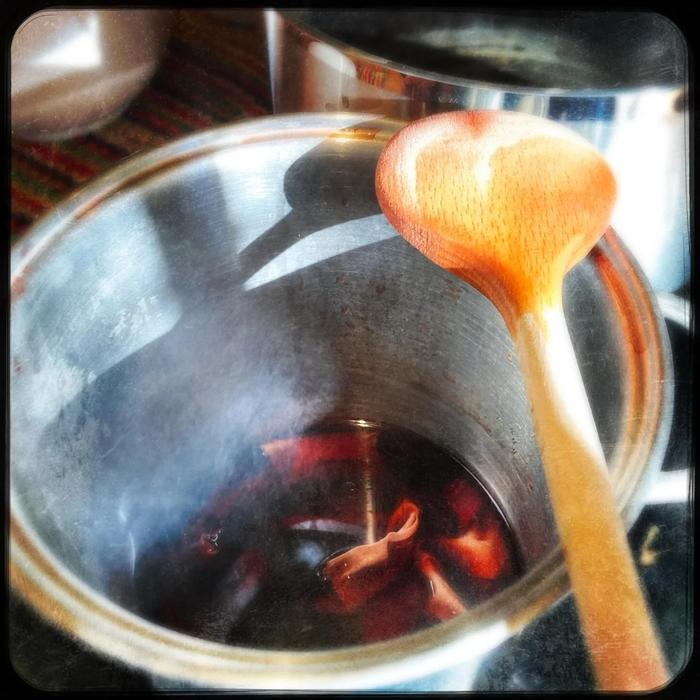 Ik onderzoek wat mogelijk is vanuit de plek die voor mij &lsquo;thuis&rsquo; is en het &lsquo;groene paradijs&rsquo;: ik maakte al zeep met netels en rozenbottel en bloemen uit de tuin. Dit keer onderzoek ik of we stoffen kunnen verven met wat er gro