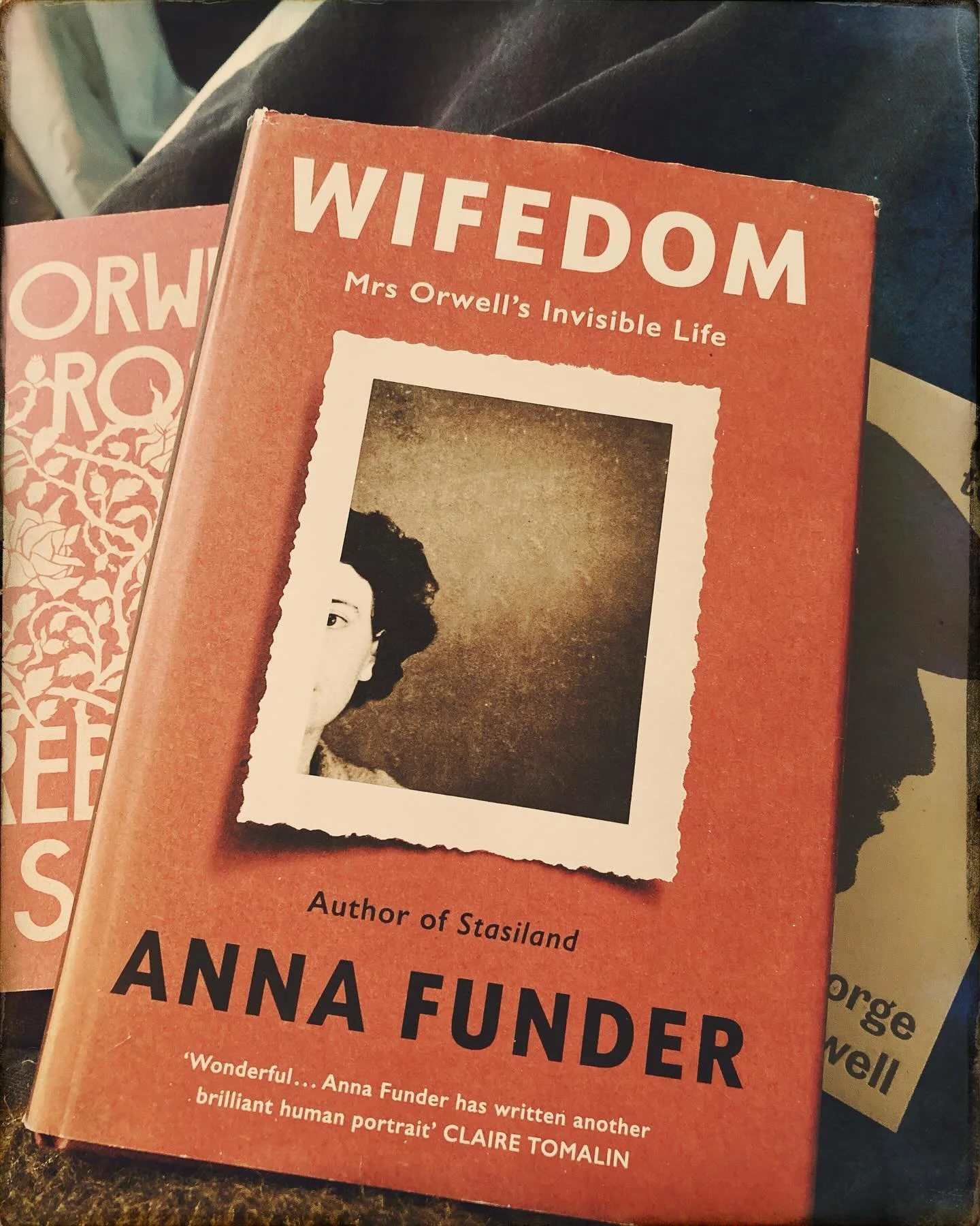 Tot tranen toe bewogen door deze zoektocht van #annafunderauthor naar Eileen O&rsquo;Shaughnessy, de straffe vrouw achter George Orwell die zijn schrijverschap aan haar te danken heeft maar haar uit de geschiedenis wegschreef. Ik kon niet anders dan 