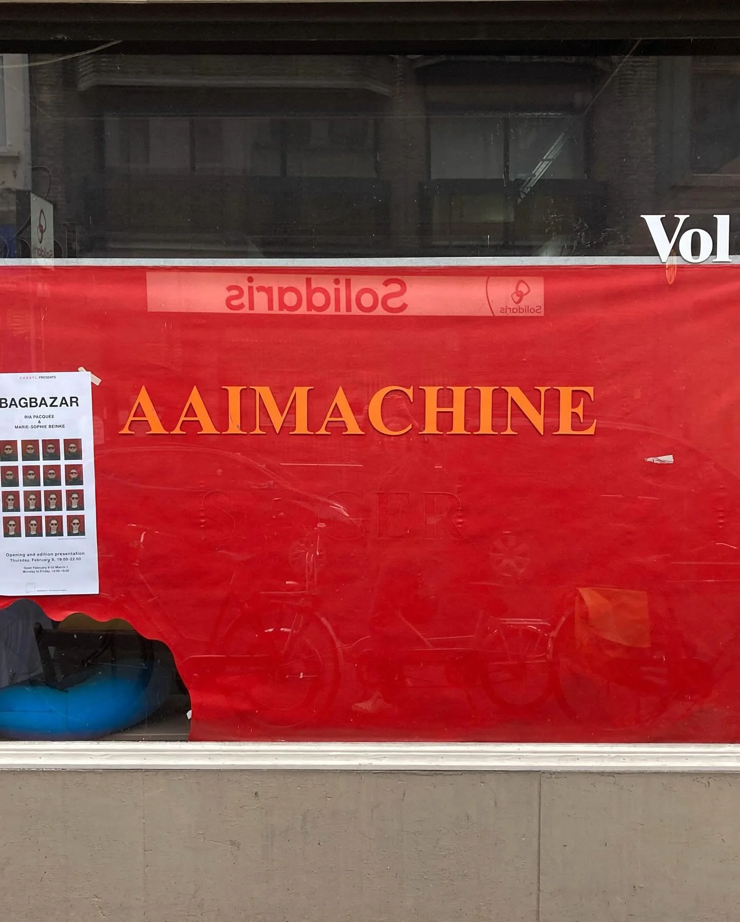 Op de fiets door Berchem kom je een aaimachine tegen. De dag is goed ingezet - eerste, ontluikende lentebollen in de tuin. ❤️ #beautifulmorning #lovelife #flowers #bloemen