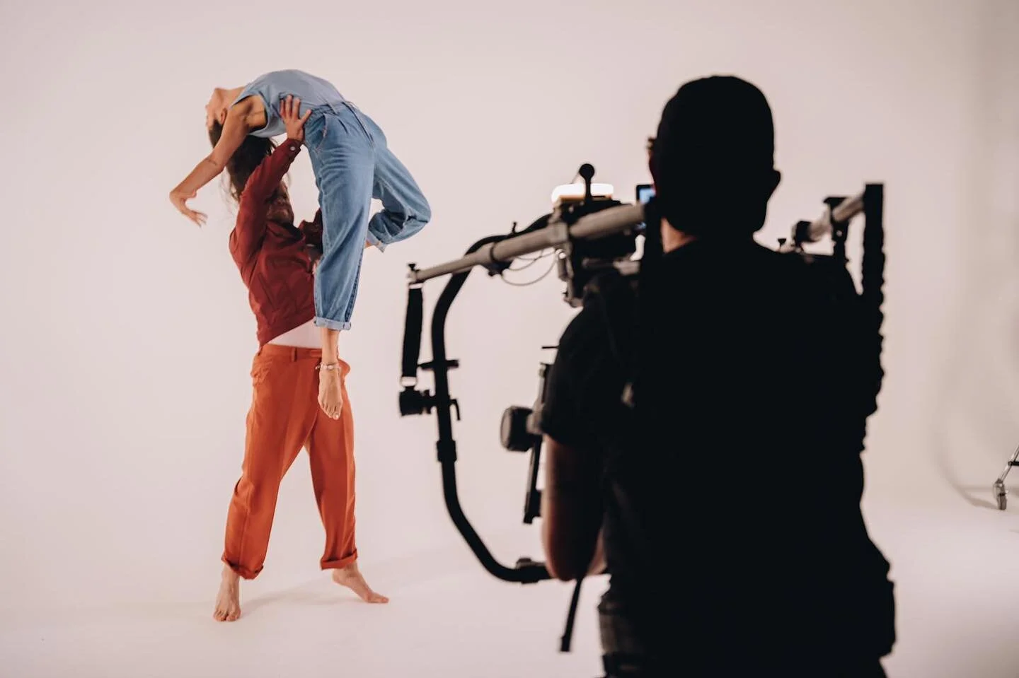 Beautiful moment of movement collaboration captured between DOP (@adamprosseruk) and talent (@ryanalexgoscinski &amp; @katieanjuli) ❤️

Shoot: So In Love // @iamcheriton 

📸 by the brilliant Alex Fountain (@probablyarobot) 

Choreo: @natashaharrison