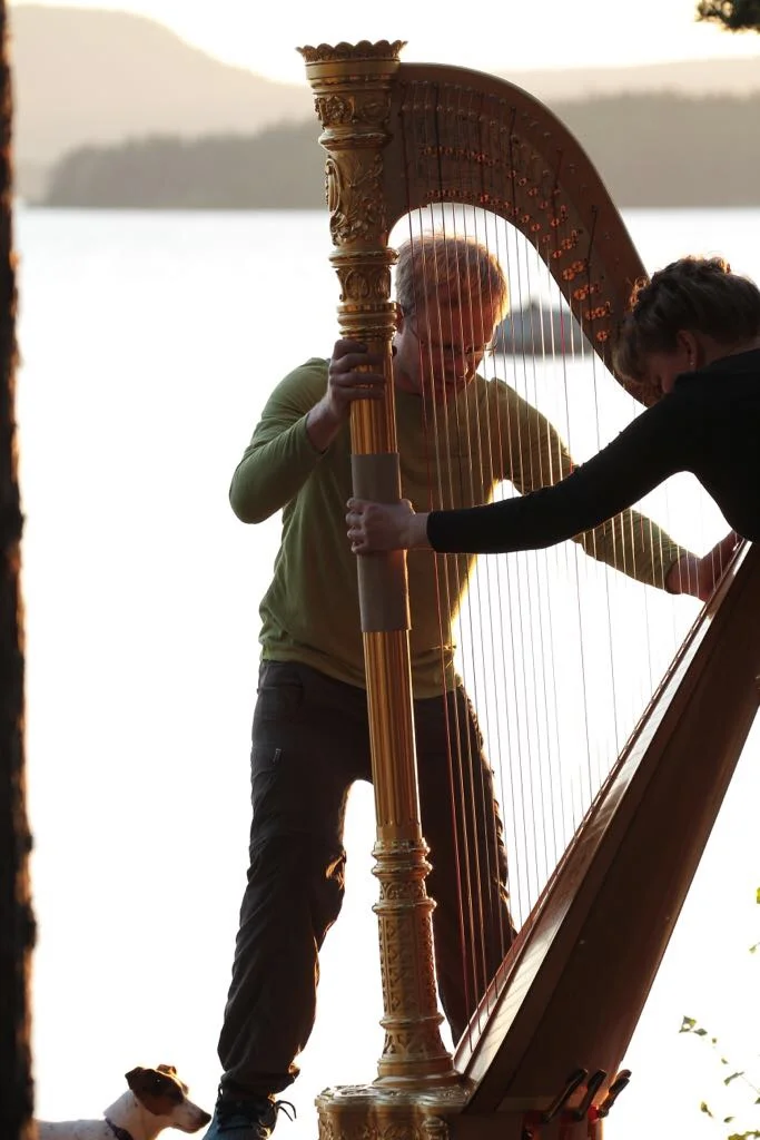  Tero auttoi raahaamaan harpun mökkirannan kallioille ELEGIA -levyn ja nuottivihkon kansikuvausta varten 