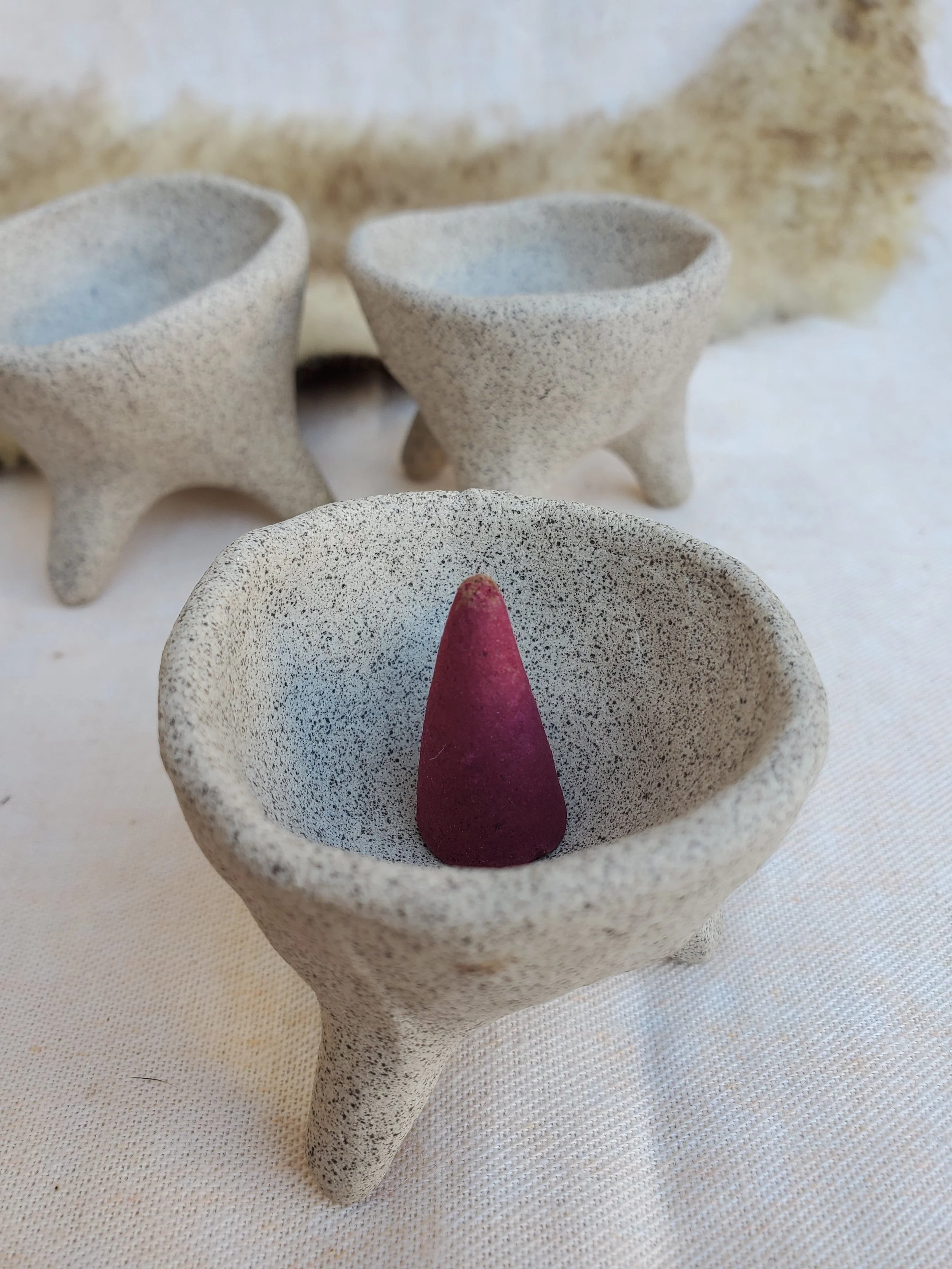 naked clay tripod in grey