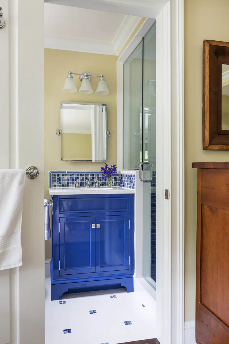 A punchy "pocket bath" that serves a small guest room.