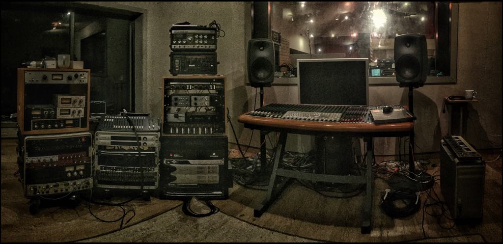Phoenix / Gates / API / Altec / Neve / Chandler / RE201 / RE501 / Neve Suming Mixer / UA Apollo x2 / KT LA2A x2 / UREI LA5 x2 / UREI LA4 / SHURE SE30 / OverStayer / JayTronics / GoldenAge