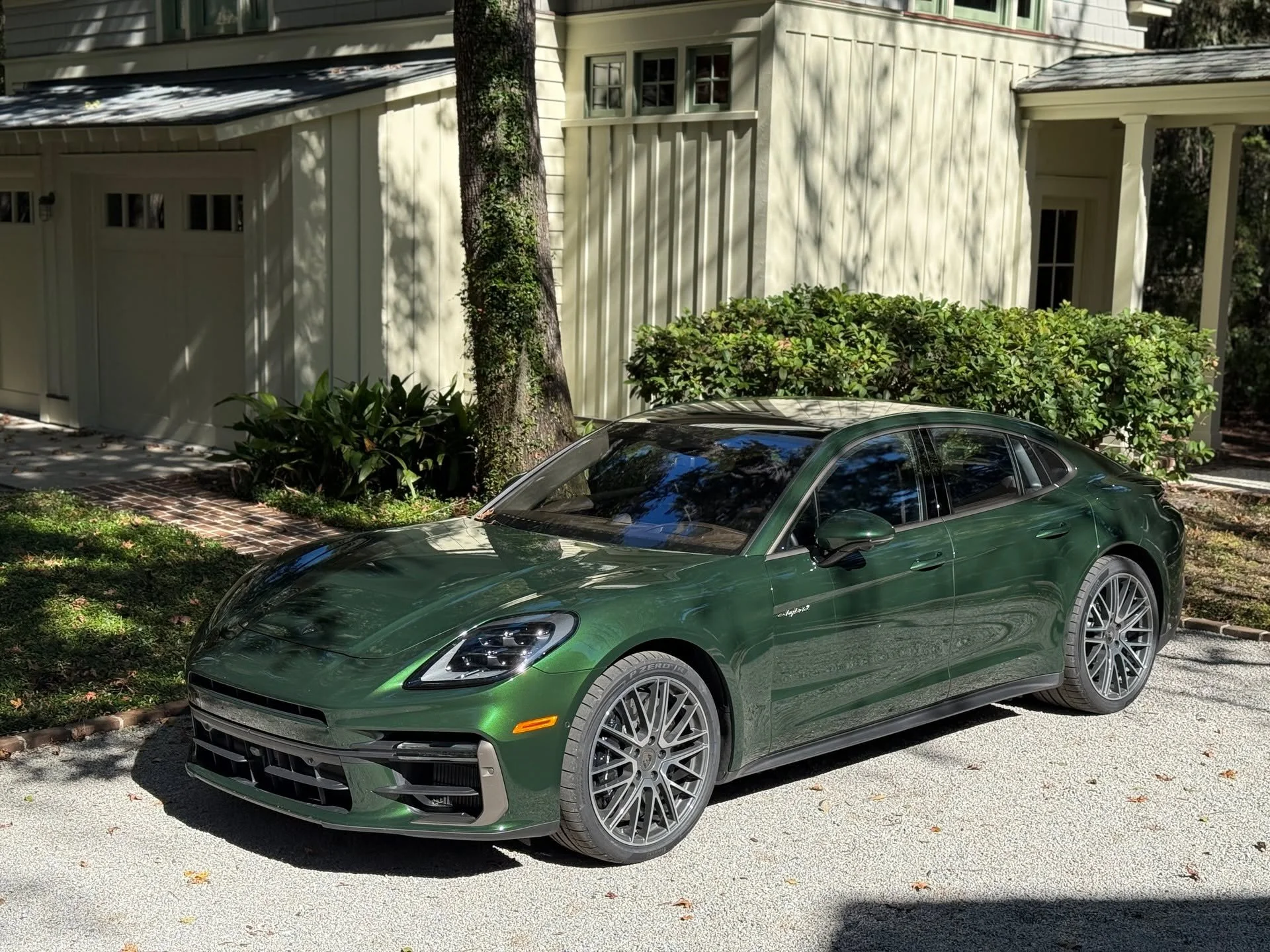 Southeast Road Trip Part 1: Everything (Oak) Green but the Ash Tray. 800 mile weekend from ATL to Spring Island with my folks, the @hhiconcours and back. Matchy fall greens across the board. Fun press car provenance fact! This very Panamera Turbo S h